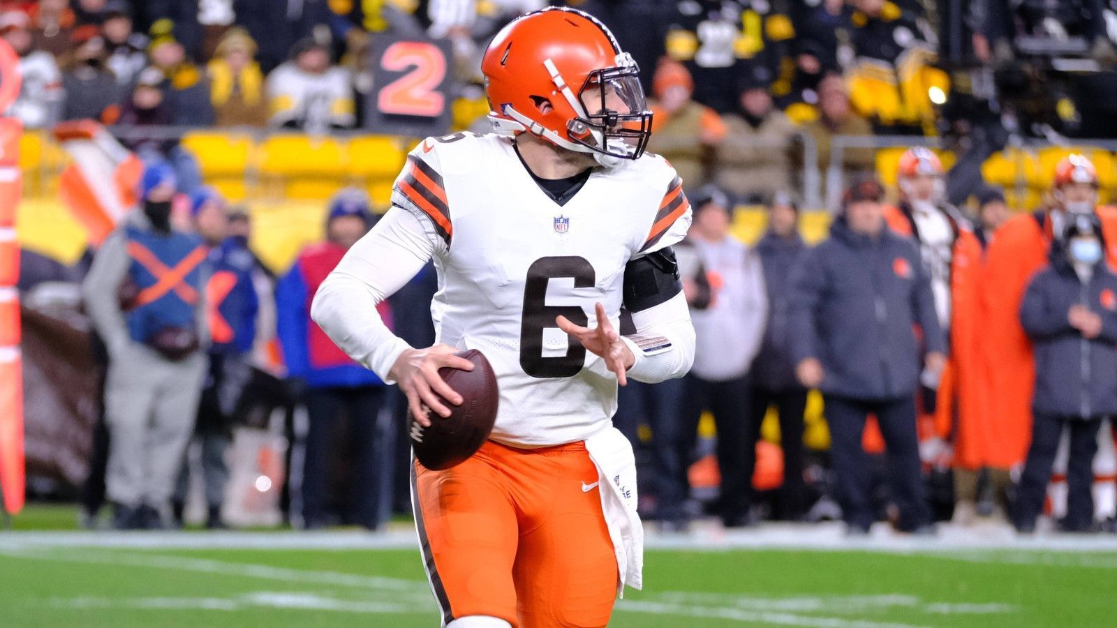 
                <strong>Verlierer: Baker Mayfield</strong><br>
                Am 26. April 2018 erlebte Baker Mayfield einen der besten Tage seines Lebens. Die Cleveland Browns wählten ihn seinerzeit im Draft an Position eins aus. Vier Jahre später wollte bei der Talenteauswahl aber kein Team für ihn traden. Nach der Ankunft von Deshaun Watson ist der Quarterback bei den Browns überflüssig. Während unzählige andere Spieler während des laufenden Draft für Picks getradet wurden, passierte bei Mayfield nichts. Seine 18,8 Millionen US-Dollar garantiertes Gehalt dürften eine Rolle gespielt haben, dazu kommen Berichte über Mayfields Unreife und Zweifel an seinen Führungsqualitäten.
              