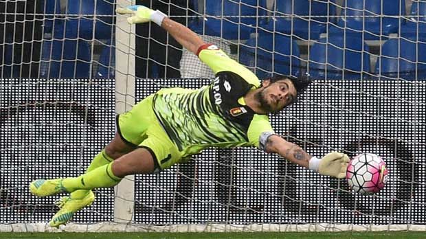 
                <strong>Mattia Perin (Italien)</strong><br>
                Mattia Perin (Italien): Die Squadra Azzurra muss schon vor dem Startschuss zur EM-Endrunde den Ausfall von Keeper Perin beklagen. Der Schlussman von CFC Genua erlitt einen Kreuzbandriss und fällt somit wohl bis September 2016 aus. Der 23-Jährige bestritt 2014 sein bislang einziges Länderspiel für Italien und wäre wohl als Nummer 3 hinter Gianluigi Buffon und Salvatore Sirigu zur EM nach Frankreich gefahren.
              