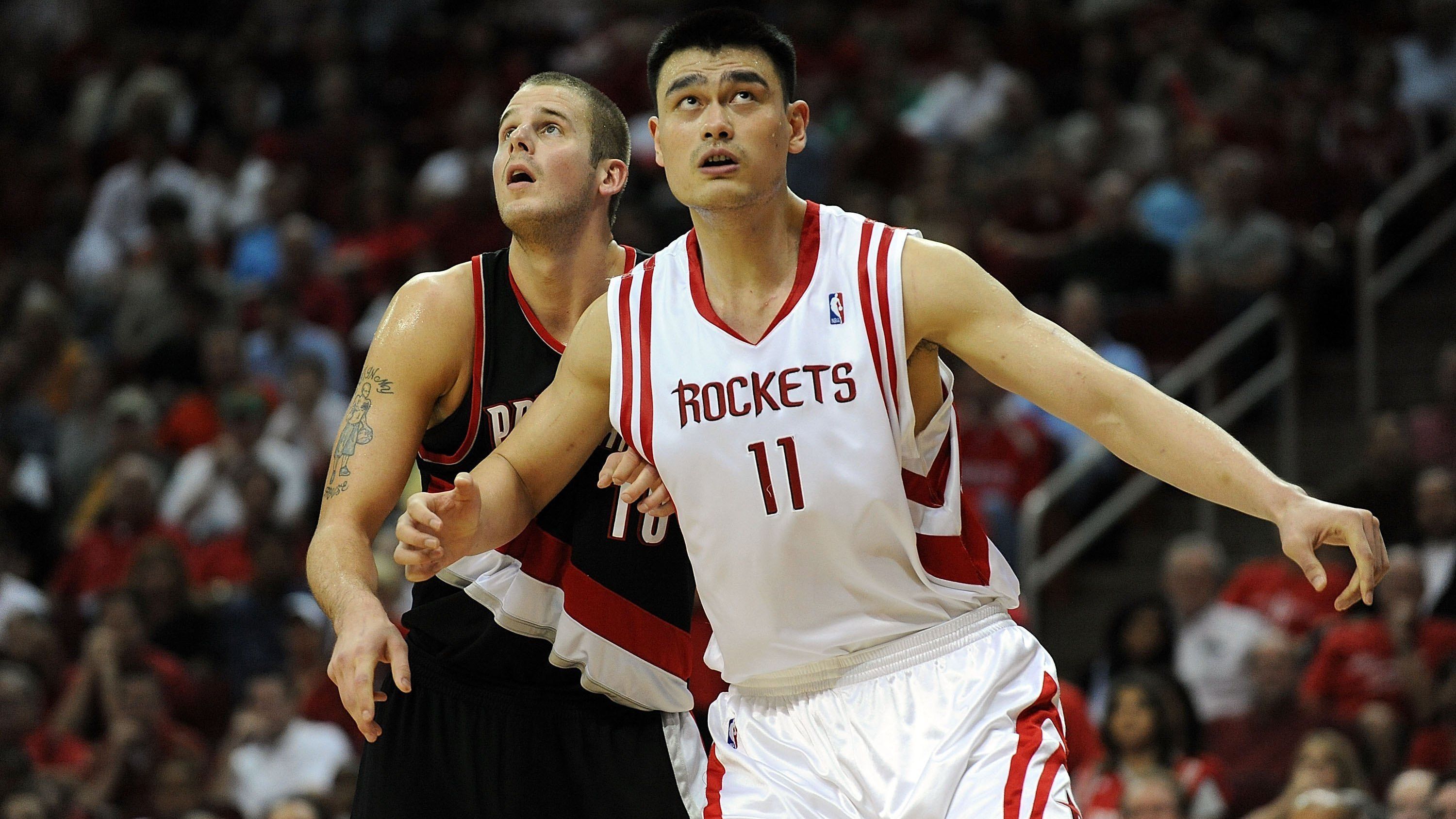 <strong>Yao Ming - 2,29m</strong><br><strong>Teams:</strong> Houston Rockets<br><strong>Karriere-Stats:</strong> 19,0 Punkte, 9,2 Rebounds, 1,6 Assists, 1,9 Blocks<br><strong>Auszeichnungen:</strong> 8x All-Star, 5x All-NBA,