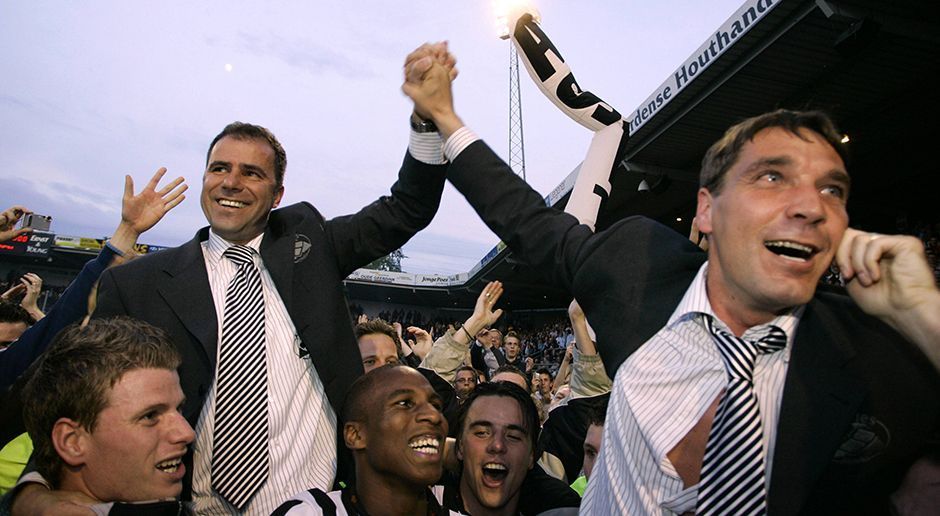 
                <strong>Die Karriere des Peter Bosz</strong><br>
                Ein halbes Jahr nach seinem Karriereende im Land der aufgehenden Sonne startet Bosz im Jahr 2000 seine Laufbahn als Trainer - zunächst wieder bei AGOVV Apeldoorn. Zwei Jahre später wagt er sich an die Eredivisie heran, muss jedoch nach nur einer Saison und dem Abstieg bei De Graafschap seinen Hut nehmen. Besser läuft es bei Heracles Almelo - den Verein führt er 2005 in die höchste Spielklasse in den Niederlanden und lässt sich gemeinsam mit seinem "Co" Krüzen (re.) feiern.
              