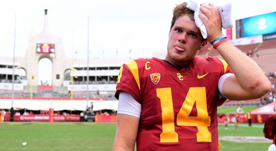 
                <strong>Sam Darnold - University of Southern California</strong><br>
                Darnold galt lange Zeit als Nummer-Eins-Quarterback für den Draft 2018. Allerdings zeigte er über die Saison hinweg immer wieder kleinere Schwächen. Darnold hatte immer wieder mit psychischen Problemen zu kämpfen und produzierte die eine oder andere Interception zu viel. Auf der anderen Seite kann er jederzeit für ein Big-Play sorgen. Auch für ihn sind Runde zwei bis vier zu erwarten.
              