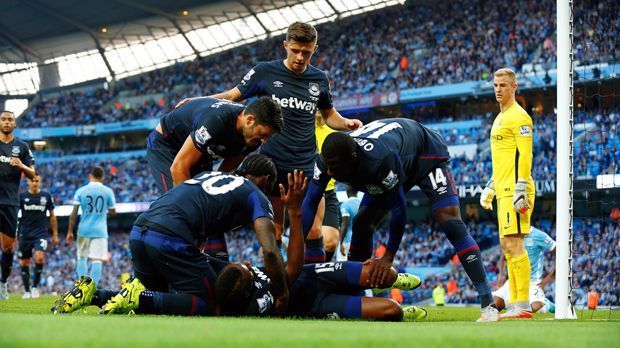 
                <strong>1. Kurioser Saisonverlauf</strong><br>
                1. Kurioser Saisonverlauf: West Ham United verblüfft derzeit die englische Top-Liga. Die "Hammers" stehen nach sechs Spieltagen mit zwölf Punkten hinter den beiden Klubs aus Manchester auf dem dritten Platz. West Ham sorgt mit Erfolgen gegen Manchester City (2:1), Arsenal (2:0), Newcastle United (2:0) und Liverpool (3:0) für Furore.
              