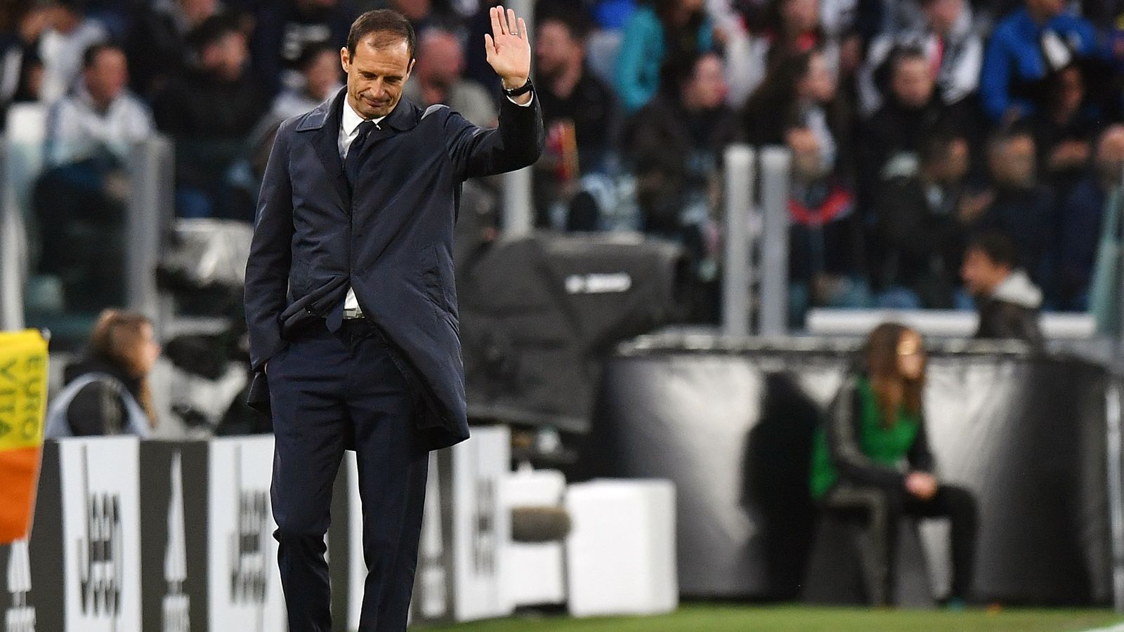 
                <strong>Massimiliano Allegri (vereinslos)</strong><br>
                Als Alternative zu Pochettino wird der frühere Juve-Meistertrainer Massimiliano Allegri gehandelt. Der 52-jährige Italiener ist derzeit ebenfalls vereinslos und wäre sofort verfügbar für ein mögliches Newcastle-Engagement. Nachdem Allegri die "Alte Dame" zwischen 2015 und 2019 zu fünf Meistertiteln in Folge führte, musste er im Sommer 2019 Maurizio Sarri Platz machen. Für Allegri wäre ein Job in Newcastle die erste Anstellung überhaupt (als Trainer und Spieler) außerhalb Italiens. 
              