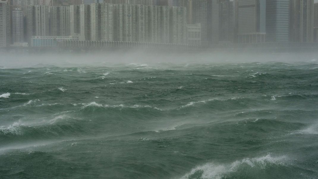 Nach dem Taifun Wipha sind in Hongkong Wellen in der Nähe des Victoria-Hafens zu sehen. 