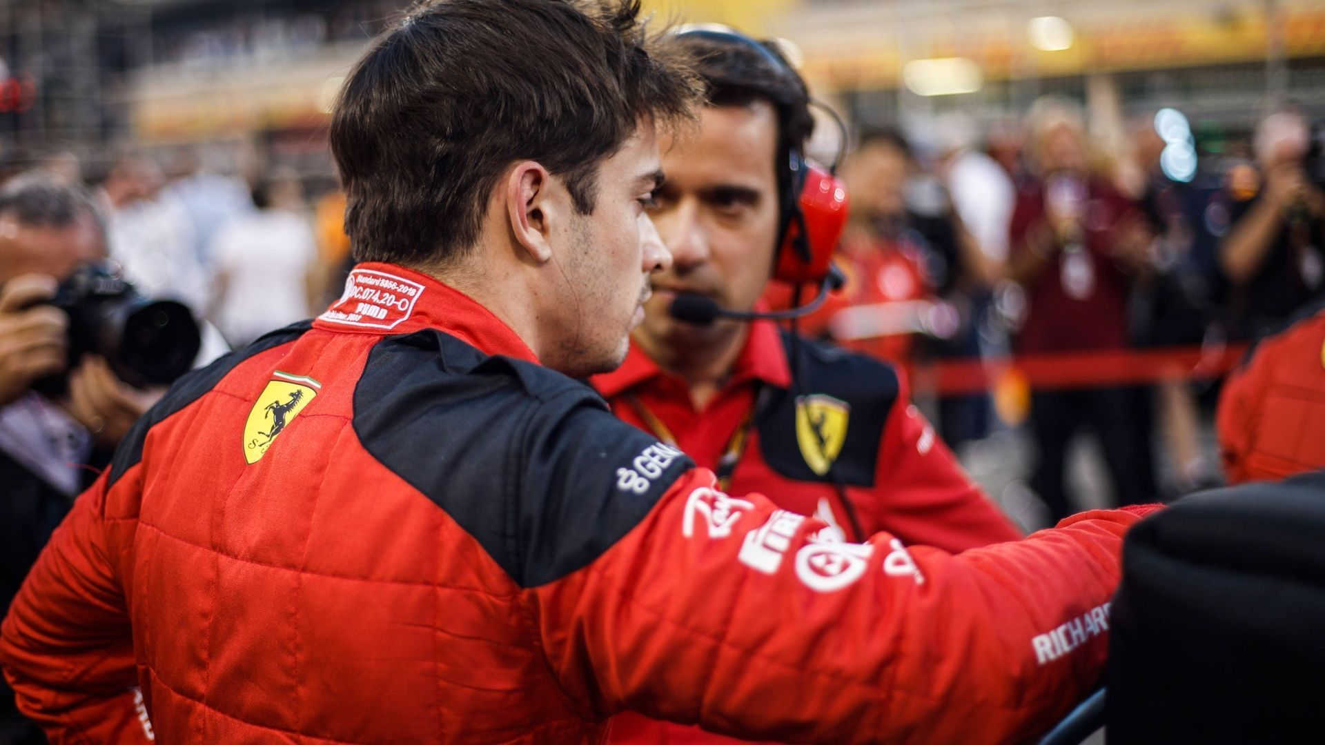
                <strong>Verlierer: Ferrari</strong><br>
                Neuer Boss, alte Probleme. Der Bahrain-GP zeigt, dass auch Frederic Vasseur aus der lahmen Scuderia nicht über Nacht ein Überflieger-Team machen kann. Charles Leclerc muss seinen Boliden wegen eines Problems beim Antriebsstrang abstellen. Genaueres kann der Teamchef auch spät am Abend noch nicht sagen. Carlos Sainz wehr sich zwar nach Kräften, ist aber nicht nur gegen die Red Bull, sondern auch gegen Alonso im Aston Martin chancenlos.
              