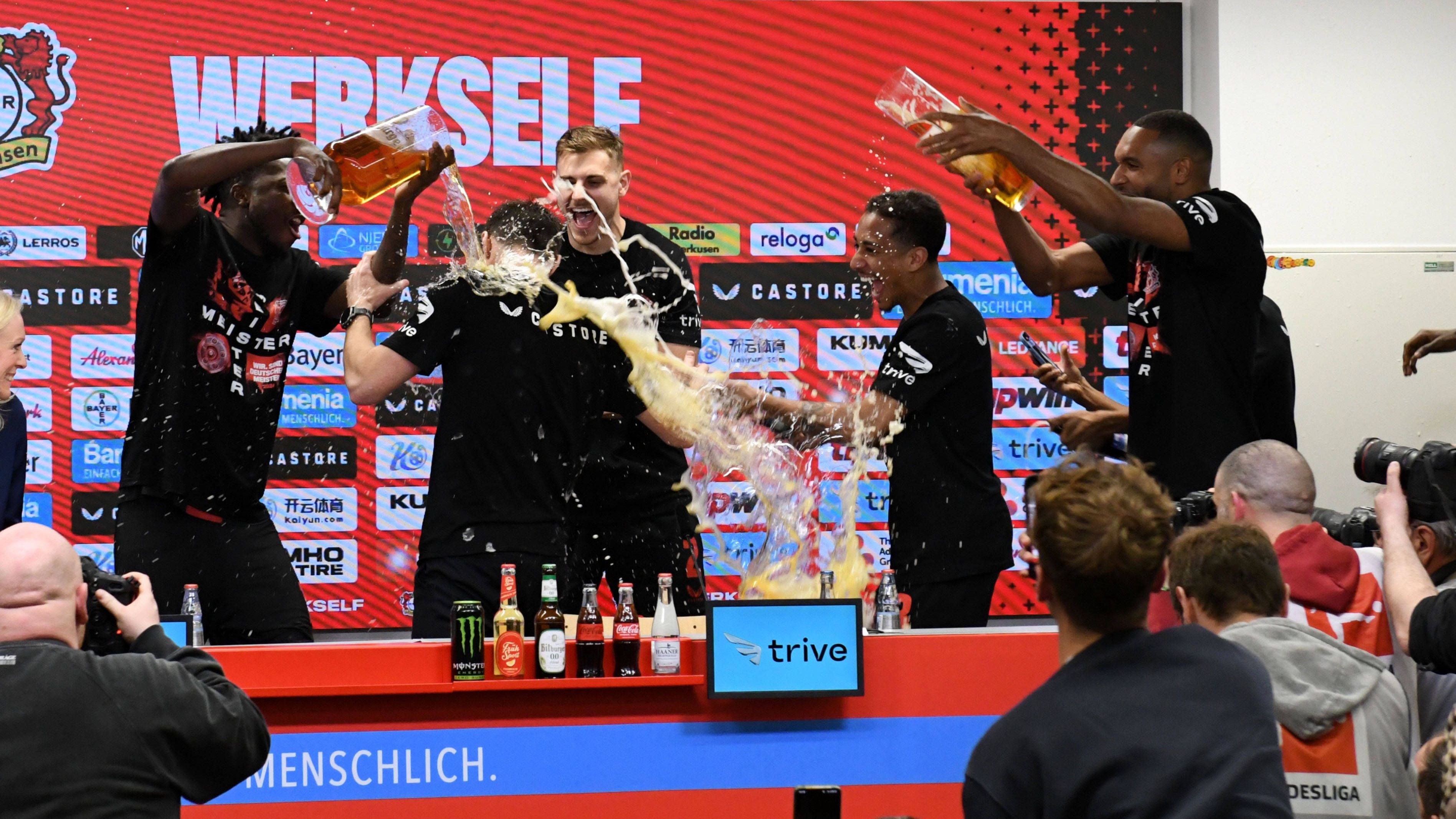 <strong>Bayer Leverkusen: Die besten Bilder der Meisterfeier</strong><br>Dann bei der Pressekonferenz die unvermeidliche Bierdusche für den Trainer. Xabi Alonso hatte ja schon zuvor erklärt, er sei bereit dafür.