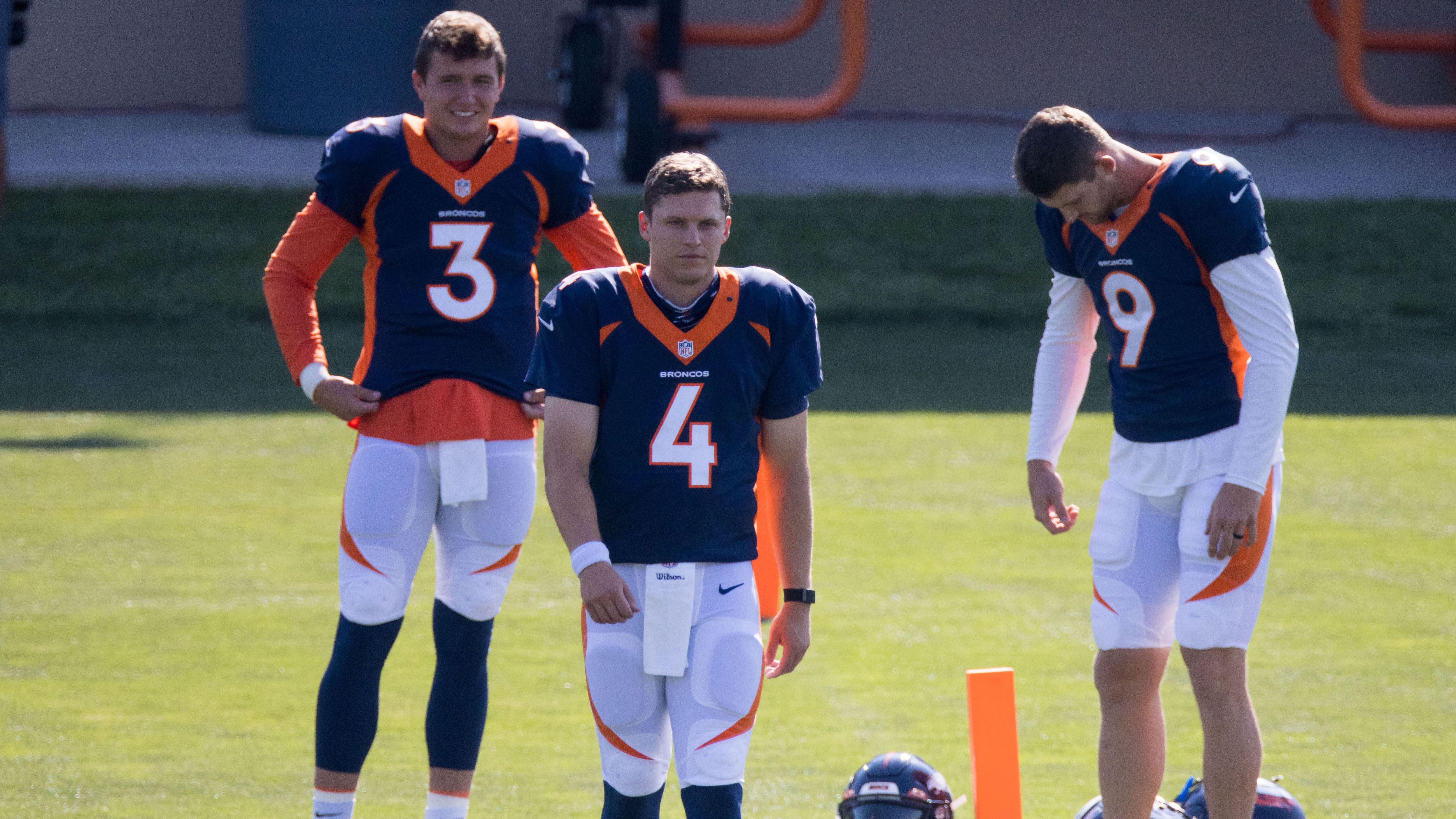 
                <strong>Denver Broncos: Das ist Notfall-Quarterback Kendall Hinton </strong><br>
                Absolutes Kuriosum bei den Denver Broncos in Week 12: Am Tag vor dem Spiel wurden alle drei Quarterbacks auf der Spielerliste für nicht spielberechtigt erklärt, nachdem Drew Lock und Brett Rypien als Risiko-Kontakte zum positiv auf den Coronavirus getesteten Jeff Driskel eingestuft worden waren.
              