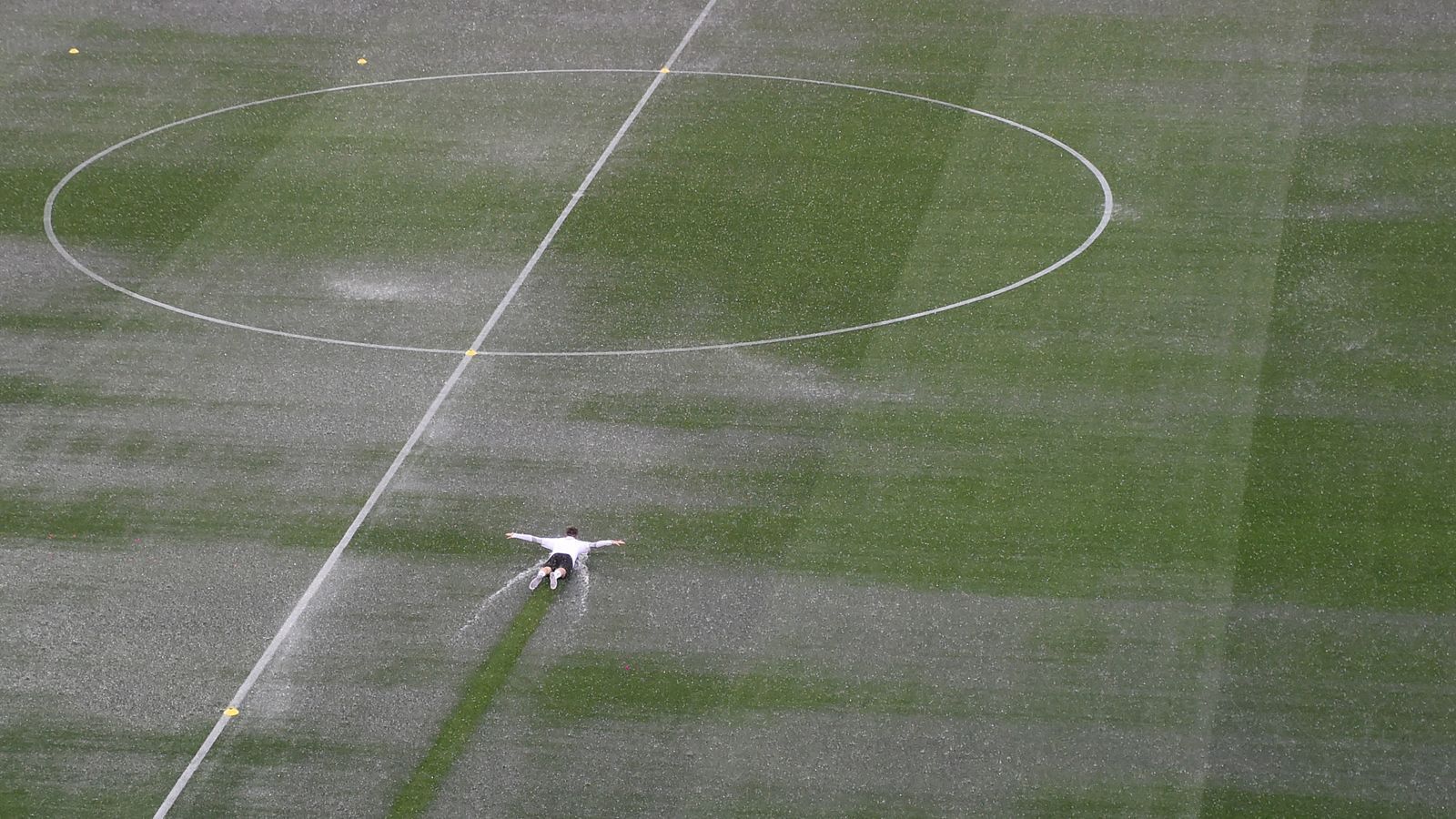 
                <strong>Wolkenbruch beim ÖFB-Training in Bukarest</strong><br>
                Für eine lustige Einlage sorgte Hoffenheims Christoph Baumgartner, der am durch den Regen getränkten Rasen im National-Stadion einen Diver zelebrierte. 
              