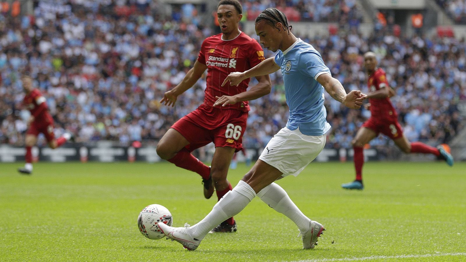 
                <strong>Leroy Sane gegen Liverpool</strong><br>
                Das kam überraschend: City-Coach Pep Guardiola hat Leroy Sane trotz der immer konkreter werdenden Wechselgerüchte im Community Shield - dem englischen Supercup - von Beginn an aufgestellt. Ein Fingerzeig auch in Richtung FC Bayern, dass der angeblich schon feststehende Sane-Wechsel nach München doch nicht sicher ist?
              