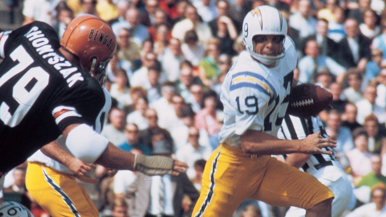 
                <strong>Die wenigsten Spiele für die ersten 5000 Receiving Yards</strong><br>
                Sollte er in den ersten beiden Spielen der neuen Saison insgesamt mindestens 175 Receiving Yards erzielen, würde Jefferson mit NFL-Legende Lance Alworth (r.) gleichziehen und die Marke von 5000 Receiving Yards schon nach 52 Partien erreichen.
              