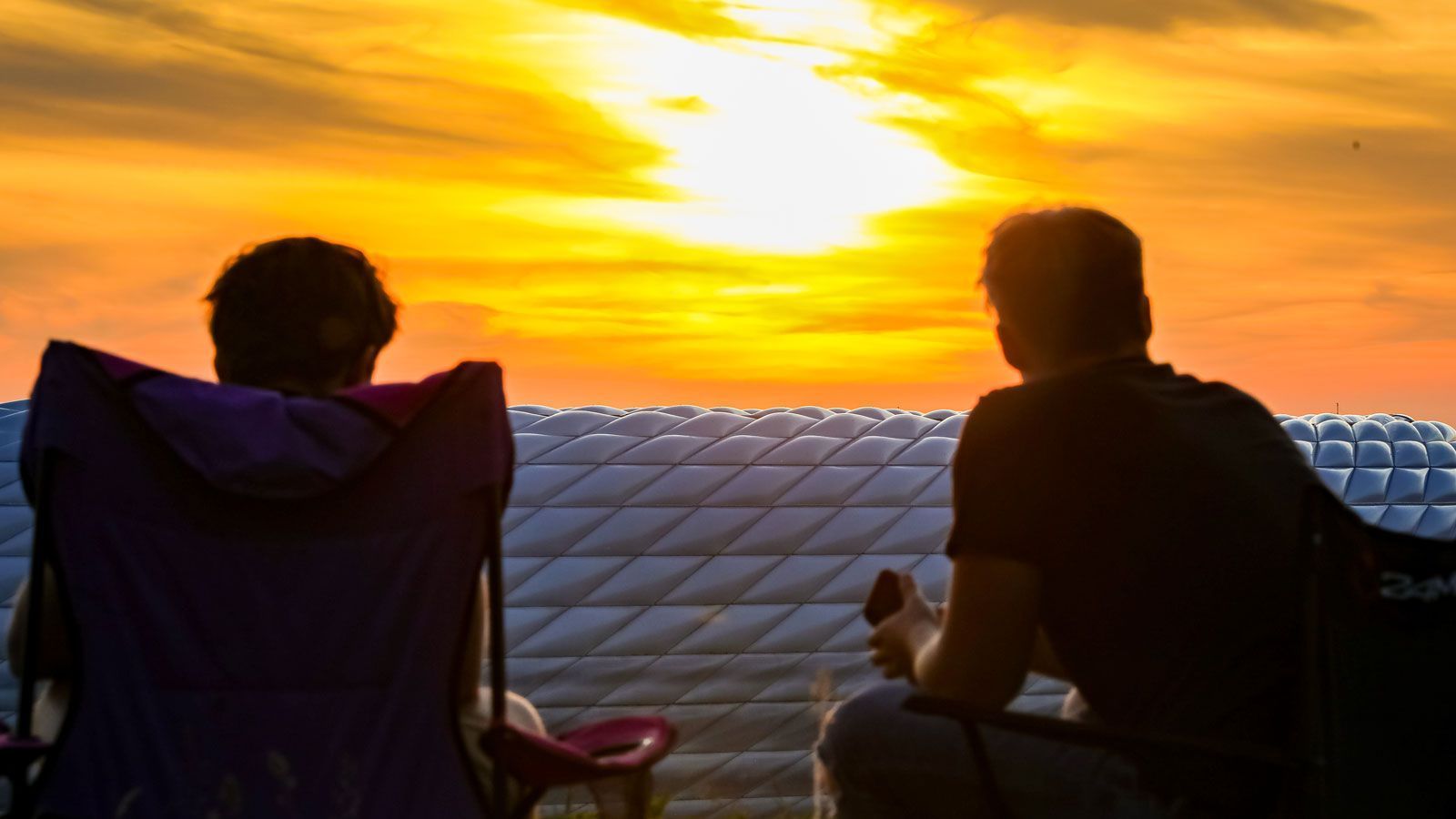 
                <strong>Untergang nur für die Sonne</strong><br>
                Derweil verabschiedet sich die Sonne über München in die Nacht. Und Fans, die keinen Platz in der Arena abbekommen haben, können zumindest diesen traumhaften Anblick genießen.
              