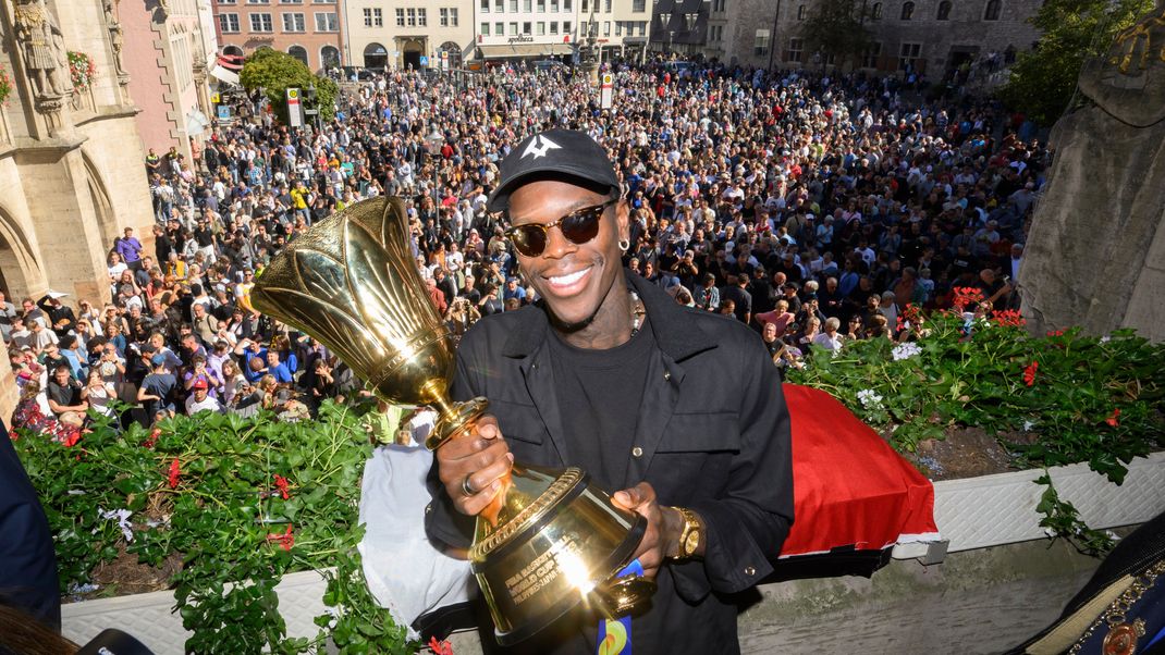 Dennis Schröder, Basketball-Weltmeister, wird zur Eröffnungsfeier der Olympischen Spiele in Paris die deutsche Flagge tragen.