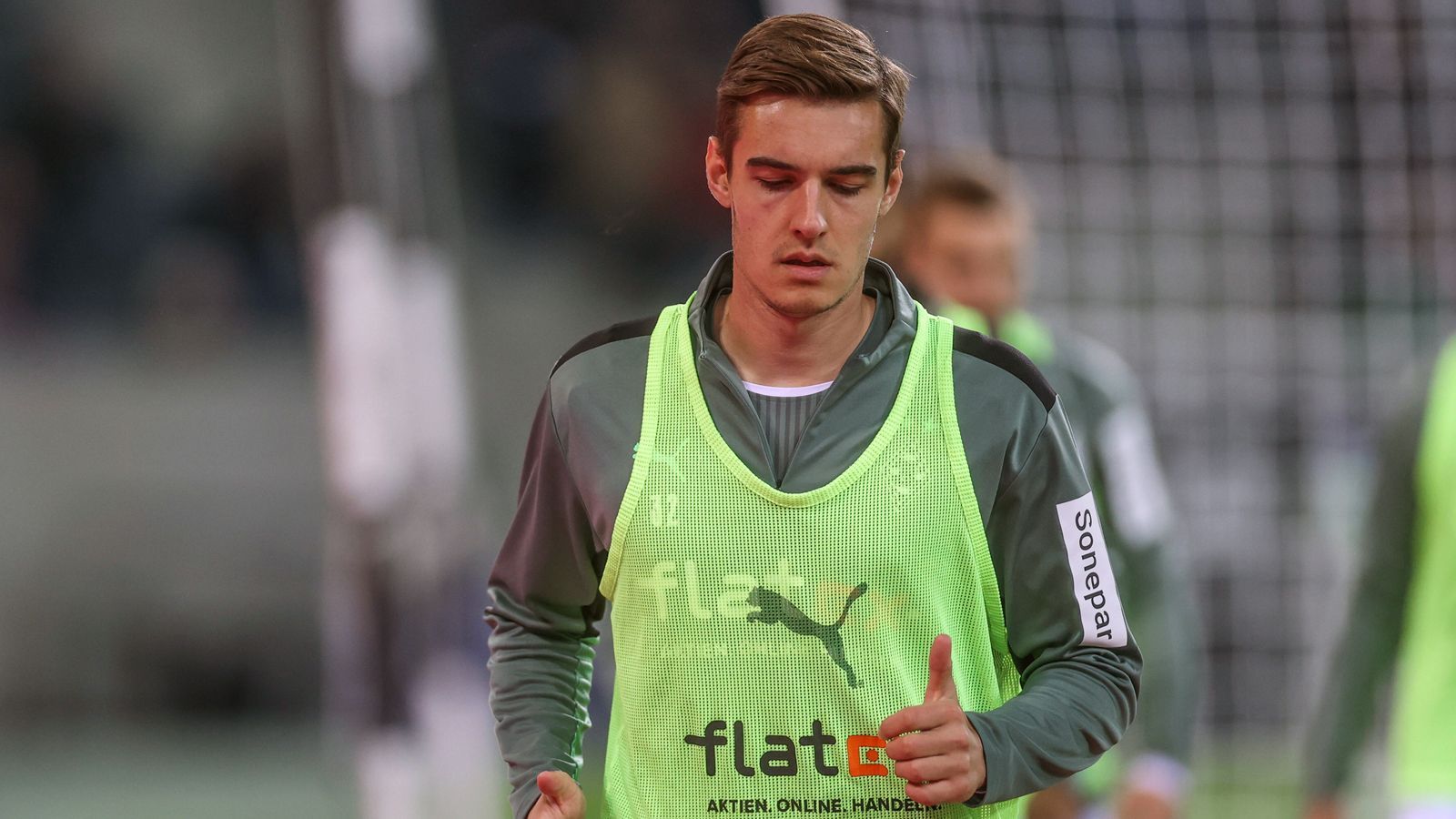 
                <strong>Florian Neuhaus (Borussia Mönchengladbach)</strong><br>
                Bei Borussia Mönchengladbach läuft es unter dem neuen Trainer Adi Hütter noch nicht so rund. Nach acht Spielen liegen die "Fohlen" mit elf Punkten auf Rang 10. Gar nicht rund läuft es hingegen für den langjährigen Leistungsträger Florian Neuhaus. Der 24-Jährige, unter Hütter-Vorgänger Marco Rose noch gesetzt, verlor seinen Stammplatz an Manu Kone bzw. Denis Zakaria. Und ohne Neuhaus lief es in den letzten Wochen dann tatsächlich besser. Aus den drei Spielen, in denen er zwei Mal gar nicht zum Einsatz kam und ein Mal nur als Joker, holte die Borussia sieben Punkte. Somit könnte Neuhaus' Reservistenrolle möglicherweise von längerer Dauer sein. Dabei wurde der Mittelfeldspieler im Sommer 2021 noch mit einem möglichen Transfer zu einem Topklub in Verbindung gebracht.
              