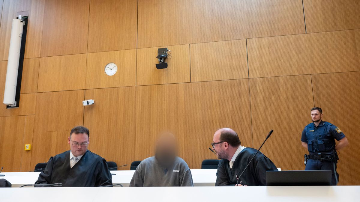 Ein Angeklagter (2.v.l) sitzt zu Beginn des Prozesses gegen ein deutsch-russisches Trio wegen Geheimdiensttätigkeit für Russland und Mitgliedschaft in einer ausländischen Terrorgruppe im Gerichtssaal.