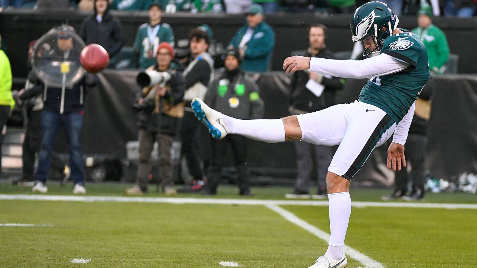 
                <strong>Philadelphia Eagles: Trikotnummer 0 und Nummern für Punter und Kicker</strong><br>
                Die Null war nicht der einzige Trikotnummern-bezogene Vorschlag, den die Owner durchwinkten. Zudem sollen Kicker und Punter ihre Nummer zwischen 0 und 49 sowie zwischen 90 und 99 frei wählen können. Bisher durften sie nur Trikots mit einer Nummer zwischen 1 und 19 tragen.
              