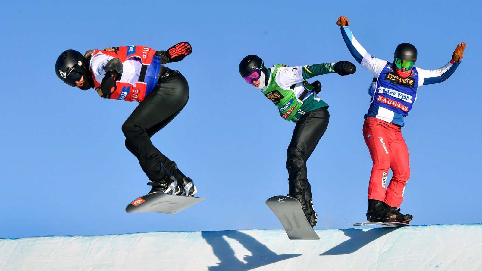 
                <strong>Snowboard: Mixed-Teamwettbewerb im Snowboardcross</strong><br>
                Die Sportart Snowboard ist bereits seit 1998 in mehreren Disziplinen olympisch. Insgesamt sollen in Peking elf Wettkämpfe ausgetragen werden. Neben je fünf Entscheidungen in Einzelwettkämpfen (Big Air, Halfpipe, Slopestyle, Parallel-Riesenslalom, Snowboardcross) bei den Männern und Frauen wird auch erstmals im Snowboardcross ein Mixed-Mannschaftswettbewerb Teil des olympischen Programms sein. Insgesamt werden rund 238 Athleten an den Wettkämpfen im Snowboard teilnehmen. 
              