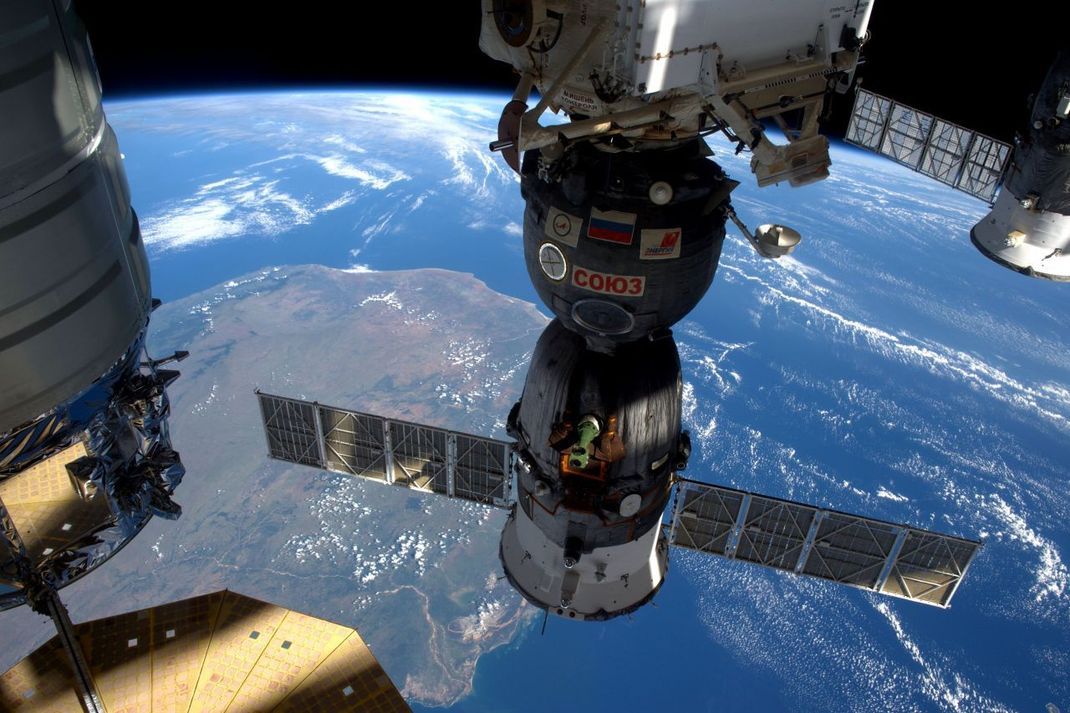 Auch auf der Raumstation ISS gilt irdisches Recht. Da die Station aus Modulen unterschiedlicher Länder besteht, gilt das nationale Recht des jeweiligen Betreiber-Lands. Im Sojus-Raumschiff gilt daher russisches Recht.