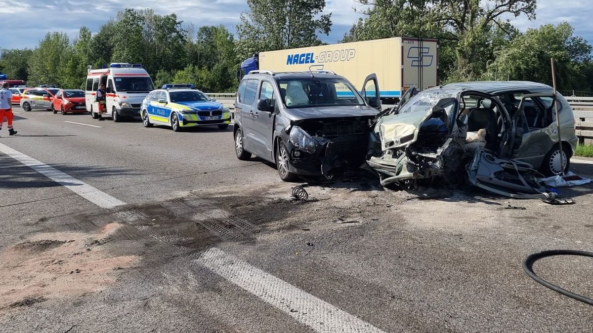 Zwei Autos stehen nach einem Frontalzusammenstoß auf der Autobahn 96 bei Buchloe.