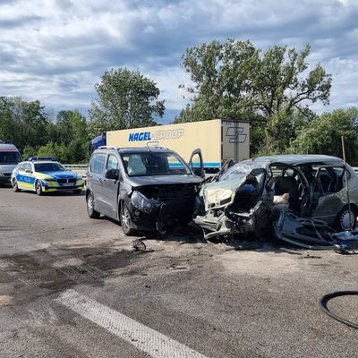 Zwei Autos stehen nach einem Frontalzusammenstoß auf der Autobahn 96 bei Buchloe.