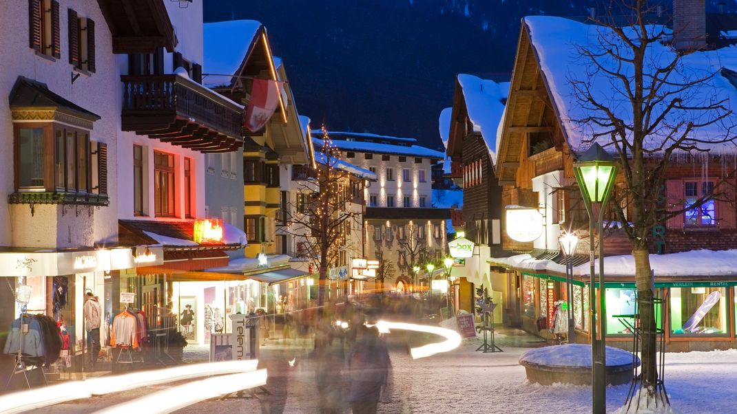 Die Hauptstraße in St. Anton am Arlberg in Tirol.