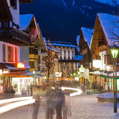 Die Hauptstraße in St. Anton am Arlberg in Tirol.