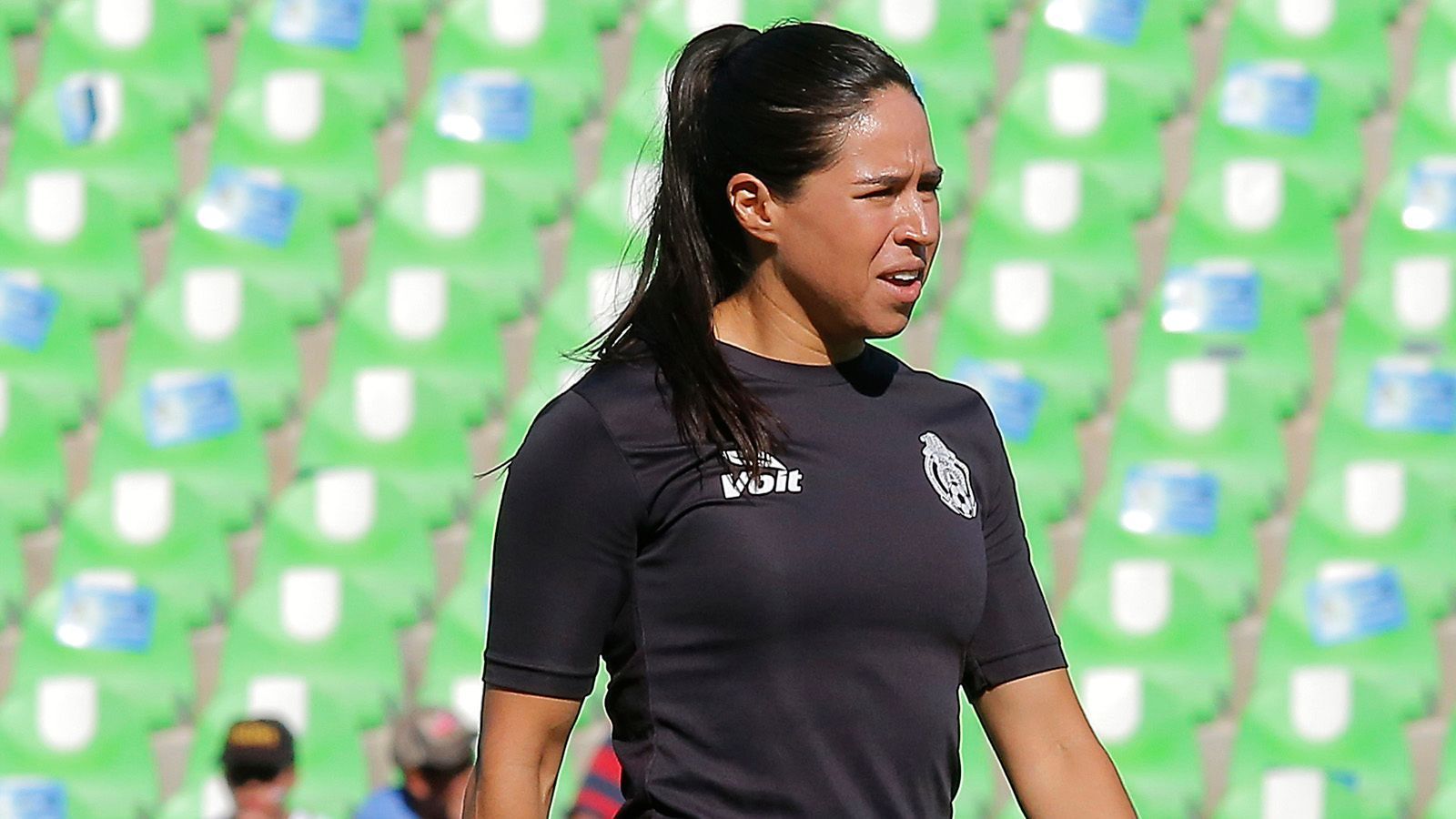 
                <strong>Karen Diaz Medina (Assistentin)</strong><br>
                Die Mexikanerin ist bislang die große Unbekannte im Referee-Sextett. So ist die 36-Jährige ausschließlich in den nationalen Ligen ihres Heimatlandes im Einsatz. Seit 2018 wird sie von der Fifa als offizielle Schiedsrichter-Assistentin geführt. Auch sie wird Frappart gegen Costa Rica assistieren.
              