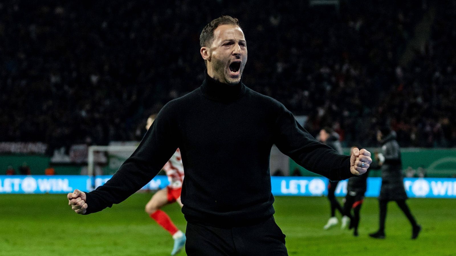 
                <strong>Gewinner: Domenico Tedesco (RB Leipzig)</strong><br>
                Und noch ein Trainer gehört zu den absoluten Gewinnern. Als Domenico Tedesco RB Leipzig am 9. Dezember vom glücklosen Jesse Marsch übernahm, rangierten die Sachsen auf Platz elf. Mit einer furiosen Aufholjagd gelang dem 36-Jährigen mit RB am Ende doch noch die Qualifikation für die Champions League. Rang vier und zeitweise Fußball zum Zungeschnalzen. Vor allem im Hinblick auf kommende Saison schon jetzt ein Versprechen. Und noch etwas, worüber sich die RB-Fans freuen: Durch die Königsklassen-Teilnahme wird Topscorer Christopher Nkunku erstmal in Leipzig bleiben.
              