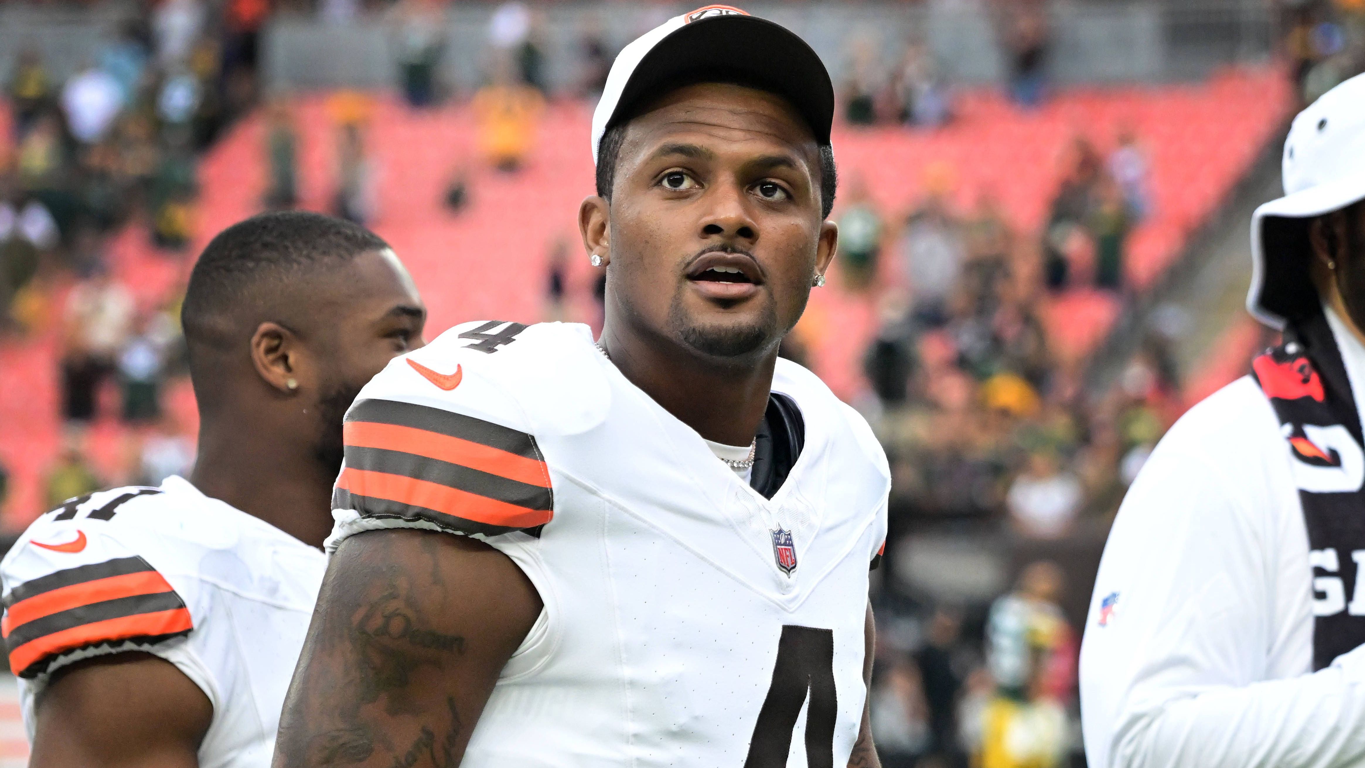 <strong>Deshaun Watson (Cleveland Browns; Quarterback)</strong><br>Auch zweieinhalb Jahre nach dem Blockbuster-Trade für Deshaun Watson warten die Fans der Cleveland Browns darauf, dass der Quarterback die Mega-Summen (230 Millionen Dollar garantiert) sportlich zurückzahlt. Die kommende Saison könnte seine letzte Chance sein, sich noch einmal auf großer Bühne zurückzumelden. Sonst könnten die Browns vielleicht in Versuchung kommen, den Dead Cap zu schlucken - und Watson zu feuern.