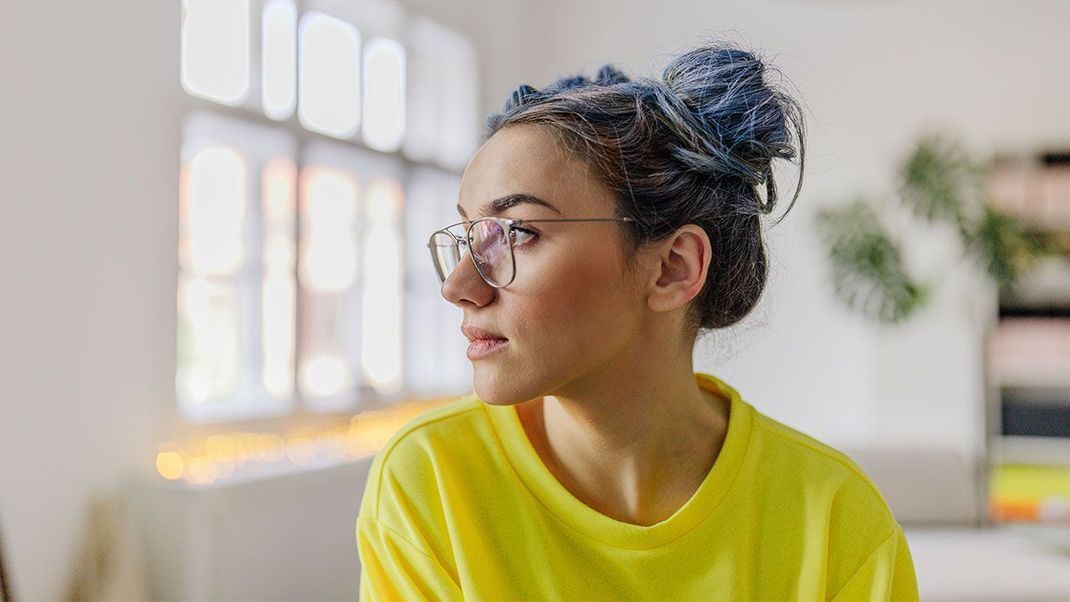 Haarknoten sind eine schnelle Erlösung bei fettigem Haar – ein angesagter Look, der auch bei fettigem Ansatz hilft. 