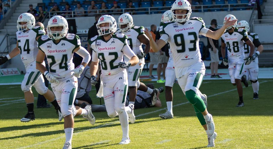 
                <strong>Schwäbisch Hall Unicorns vs. Berlin Rebels</strong><br>
                Im Süden sind die Schwäbisch Hall Unicorns auch in dieser Saison das Maß aller Dinge: 14 Spiele, 14 Siege. In dieser Saison soll endlich der Titel her, nachdem die Schwaben in den letzten drei Jahren den German Bowl gegen Braunschweig verloren haben. Jordan Neumann, seit dieser Saison Head Coach der Unicorns, warnt allerdings vor Hochmut nach dem souveränen Sieg im Vorjahr: "Wir können nicht einfach so damit rechnen, die Berlin Rebels im Vorbeigehen zu schlagen. Sie sind die Rebels, kein normaler Tabellenvierter, sonst hätte es auch die Siege gegen Kiel oder auch gegen die Dresden Monarchs nicht gegeben. Wir werden extrem gefordert sein."
              