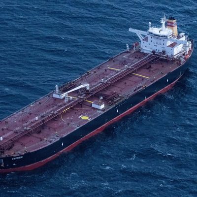 10. Januar 2025, Mecklenburg-Vorpommern: Der manövrierunfähige Öltanker "Eventin" vor der Küste der Insel Rügen