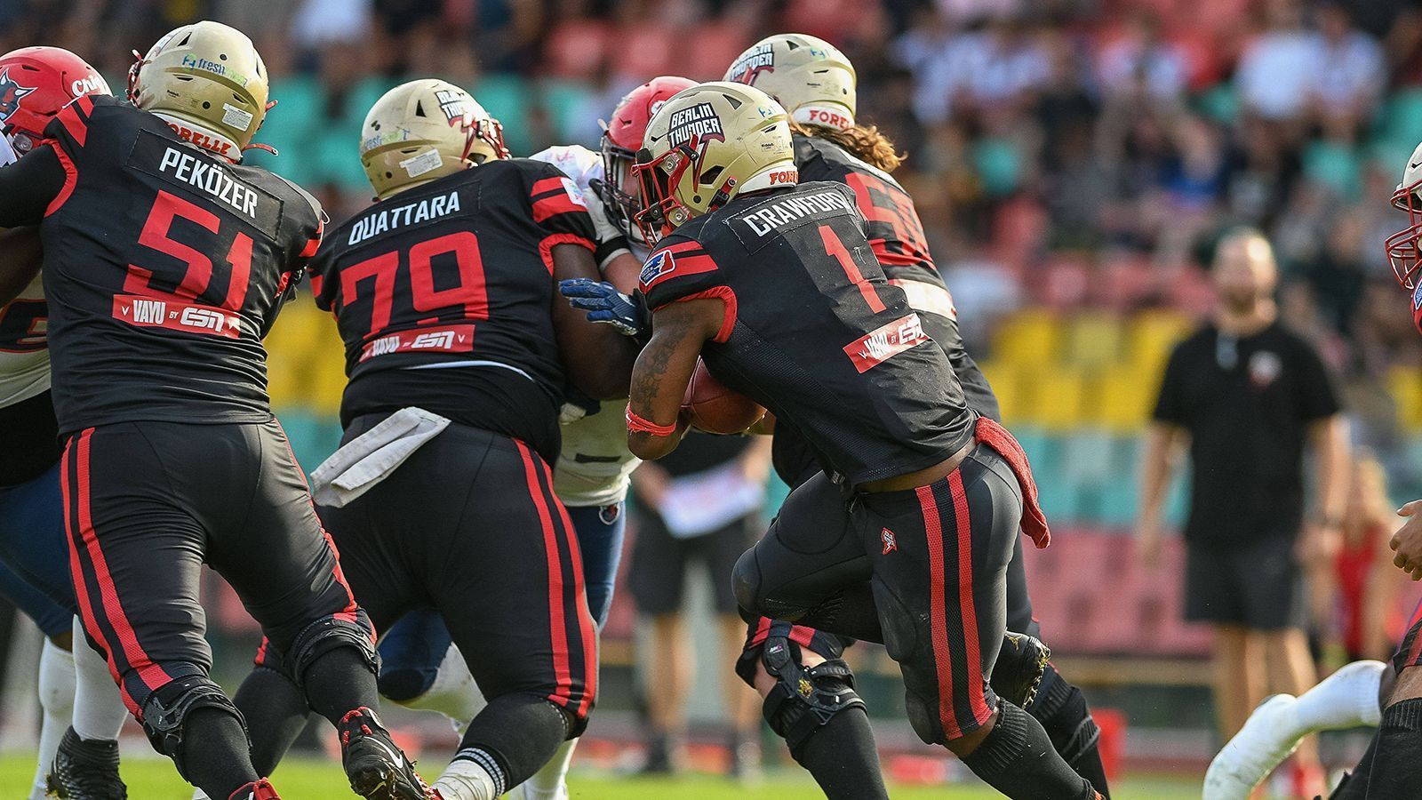 
                <strong>Berlin Thunder</strong><br>
                Die Football-Franchise aus der Hauptstadt spielt im Friedrich-Ludwig-Jahn-Sportpark. Es gilt als das drittgrößte Stadion in Berlin. Neben Football werden in dem Stadion auch Fußballspiele und Leichtathletikwettbewerbe beherbergt. Das Areal bietet über das Stadion hinaus noch weitere Sportmöglichkeiten. Das Stadion fasst 19.708 Fans. Die ersten zwei Saisonspiele der Spielzeit 2021 wurden noch im Amateur-Olympiastadion ausgetragen.
              