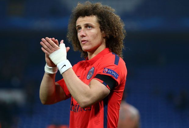 
                <strong>Verteidigung: David Luiz (Paris Saint-Germain)</strong><br>
                Silvas Teamkollege bei Paris Saint-Germain David Luiz schafft es in die Elf. Beide Innenverteidiger spielen auch in der brasilianischen Nationalmannschaft Seite an Seite. 
              