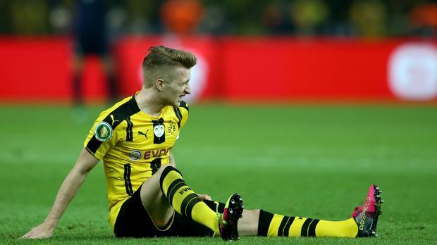 
                <strong>Marco Reus (Borussia Dortmund)</strong><br>
                Marco Reus (Borussia Dortmund): Das Comeback von Marco Reus verzögert sich weiter. Eigentlich wollte der 27-Jährige Mitte August wieder ins Mannschaftstraining zurückkehren, nun wirft ihn sein Einriss im Adduktorenansatz noch weiter zurück. "Wir wollen kein Risiko eingehen. Das erste Ligaspiel gegen Mainz wäre noch zu früh gekommen", erklärte Sportdirektor Michael Zorc der "Bild". Ende August wird nun mit der Rückkehr von Reus gerechnet.
              