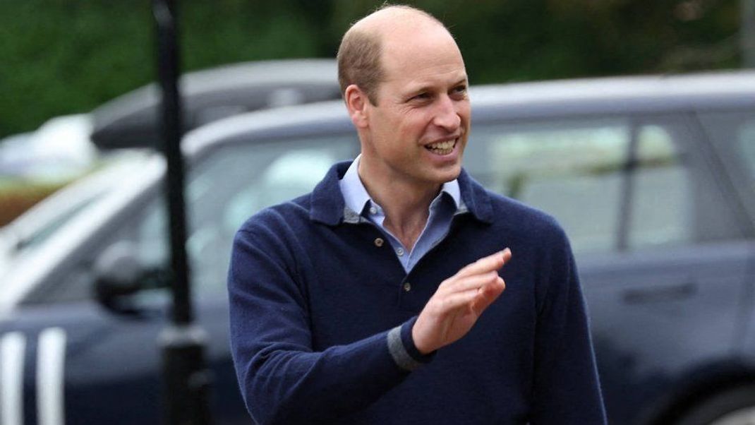 Prinz William nimmt seine royalen Pflichten nach der Operation seiner Ehefrau Kate wieder auf.