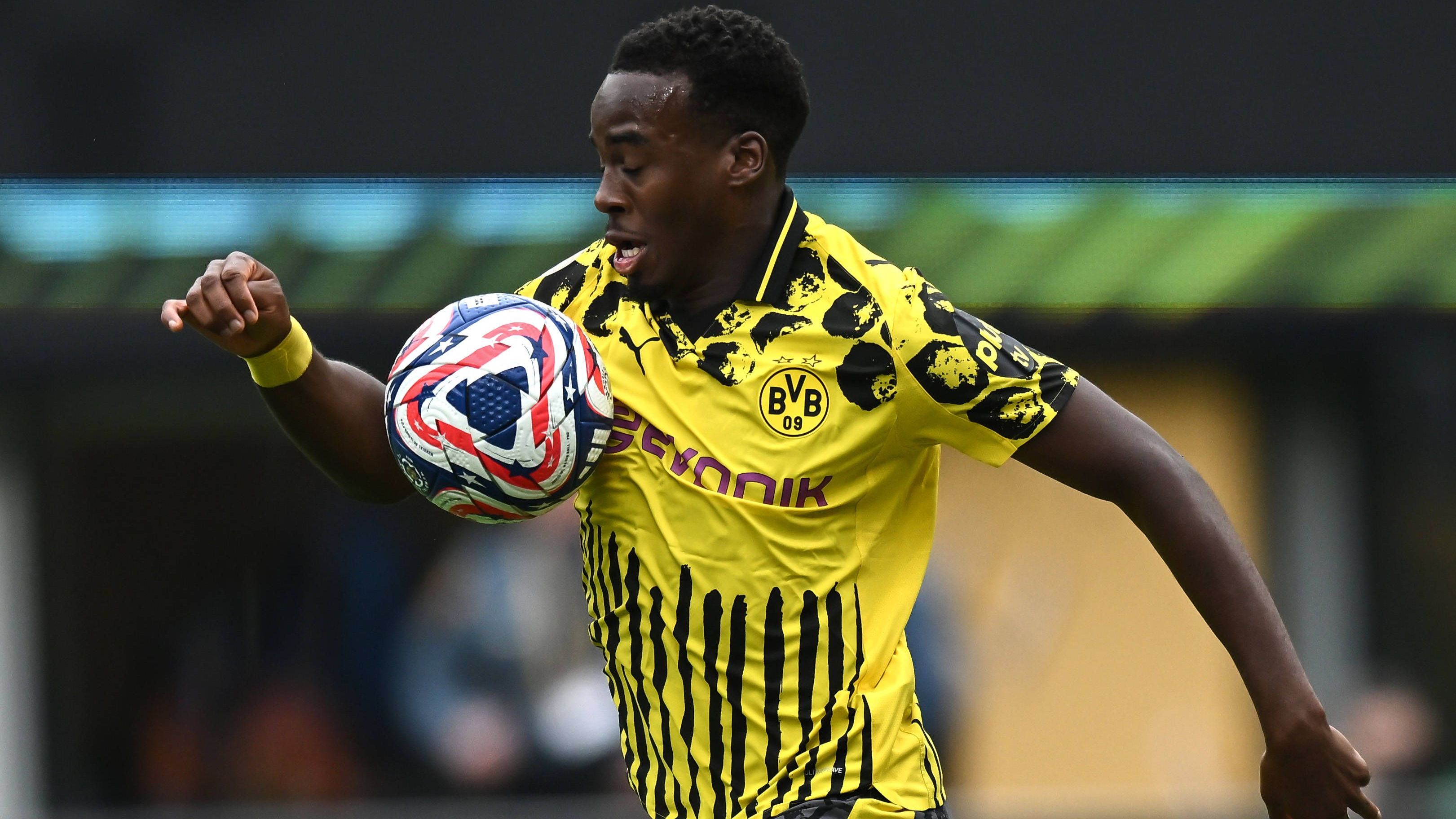 <strong>Jamie Bynoe-Gittens (Chelsea FC)</strong><br>Nun ist es offiziell: Nach mehrwöchigen Verhandlungen verkündete der FC Chelsea die Verpflichtung von Jamie Bynoe-Gittens. Der Flügelstürmer verlässt den BVB nach der Klub-WM in Richtung London. Laut Fabrizio Romano zahlen die Blues eine fixe Summe von knapp 56 Millionen Euro - diese Ablöse kann inklusive Boni auf rund 60 Millionen Euro ansteigen.