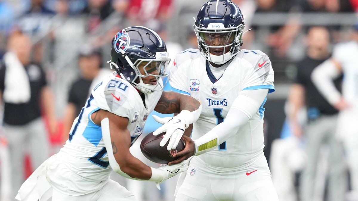 NFL, American Football Herren, USA Tennessee Titans at Arizona Cardinals Oct 5, 2025; Glendale, Arizona, USA; Tennessee Titans quarterback Cam Ward (1) hands off to running back Tony Pollard (20) a...