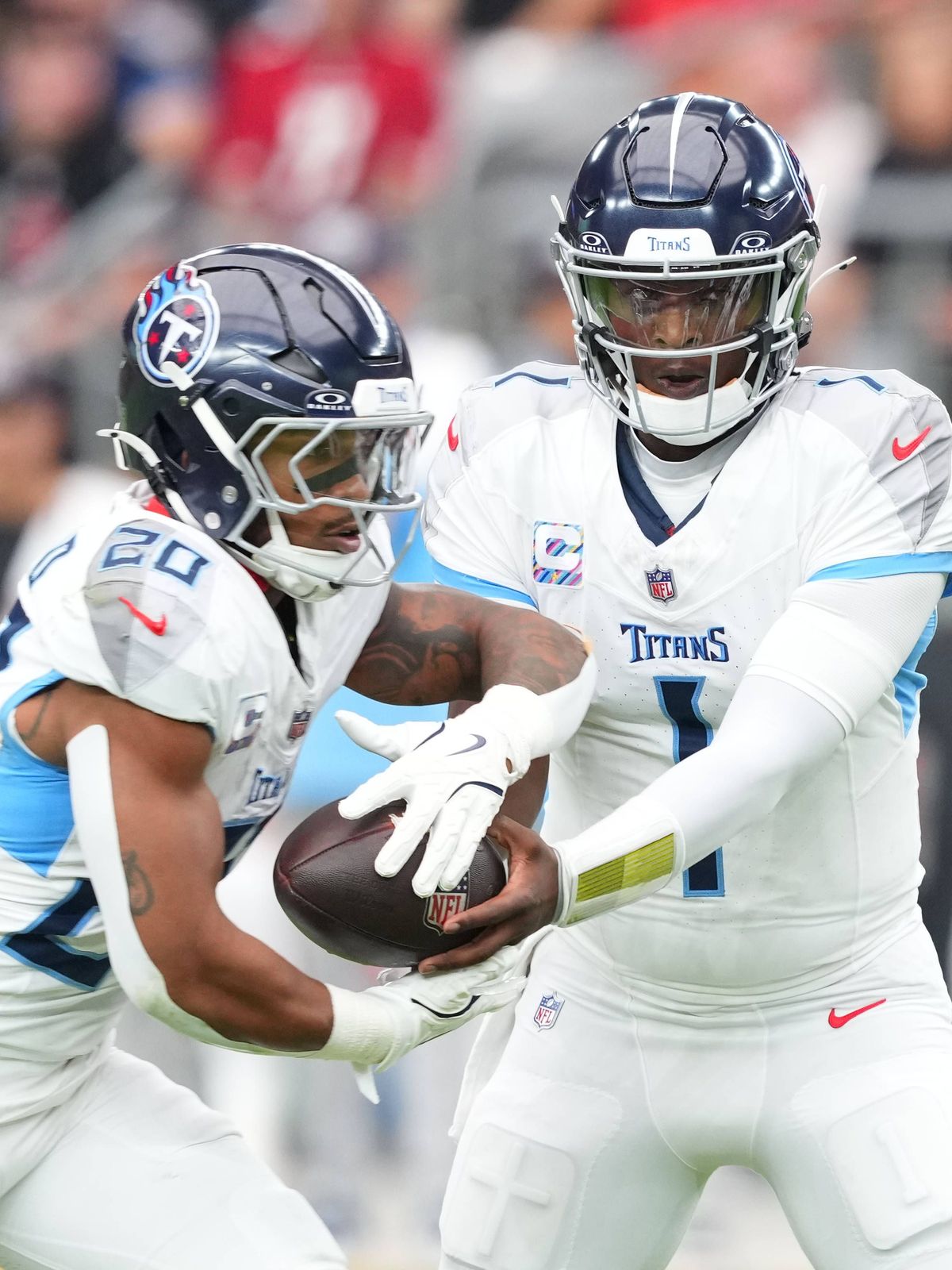NFL, American Football Herren, USA Tennessee Titans at Arizona Cardinals Oct 5, 2025; Glendale, Arizona, USA; Tennessee Titans quarterback Cam Ward (1) hands off to running back Tony Pollard (20) a...