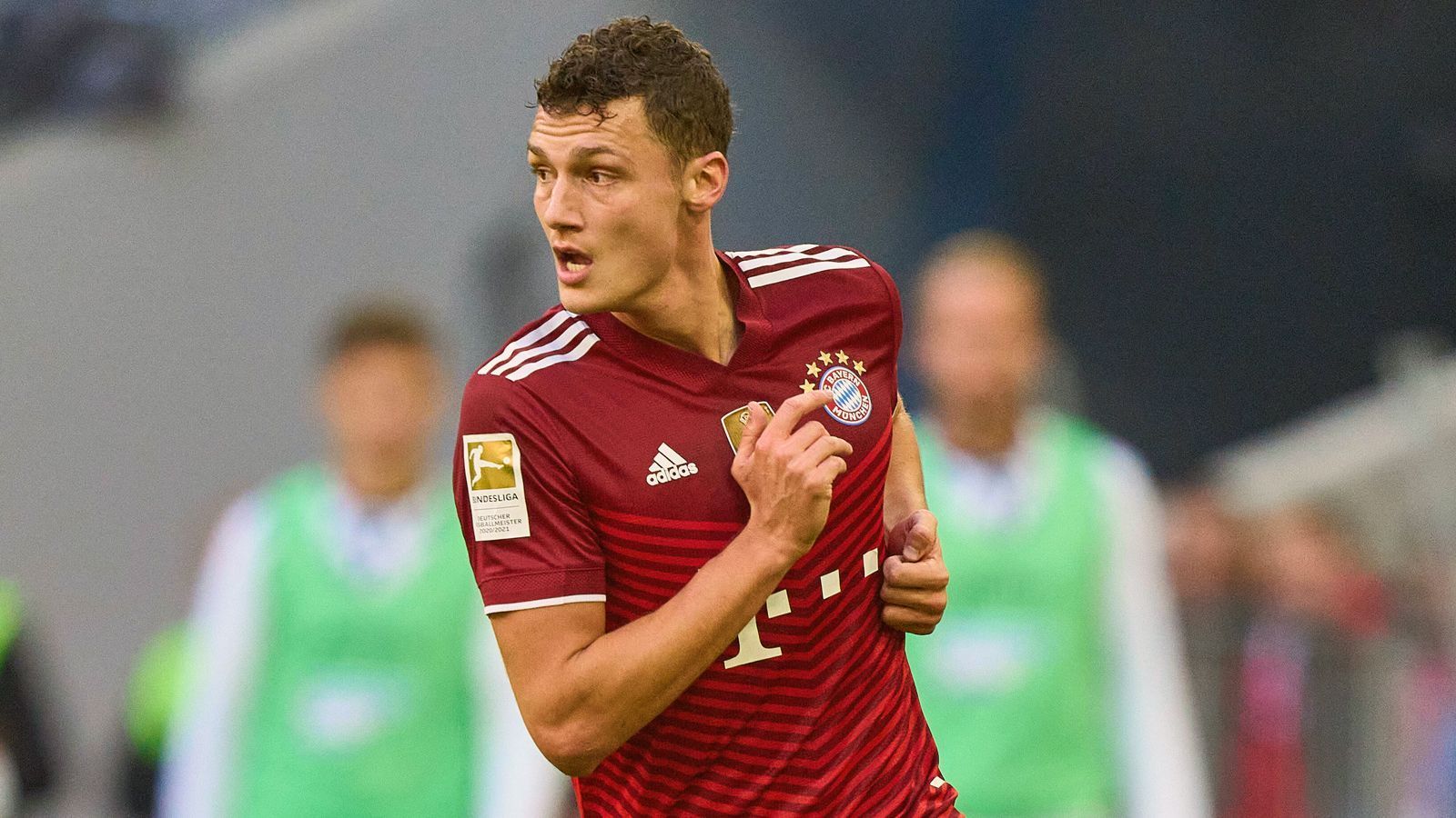 
                <strong>Benjamin Pavard</strong><br>
                Wie die gesamte Defensive der Münchner durchgehend zu weit weg von den Gegenspielern und nur am Hinterherlaufen. Immer wieder mit unerklärlich schlechtem Stellungspiel. Offensiv ohne nennenswerte Impulse. Nach der Auswechslung von Upamecano in der Innenverteidigung aktiv. ran-Note: 6
              