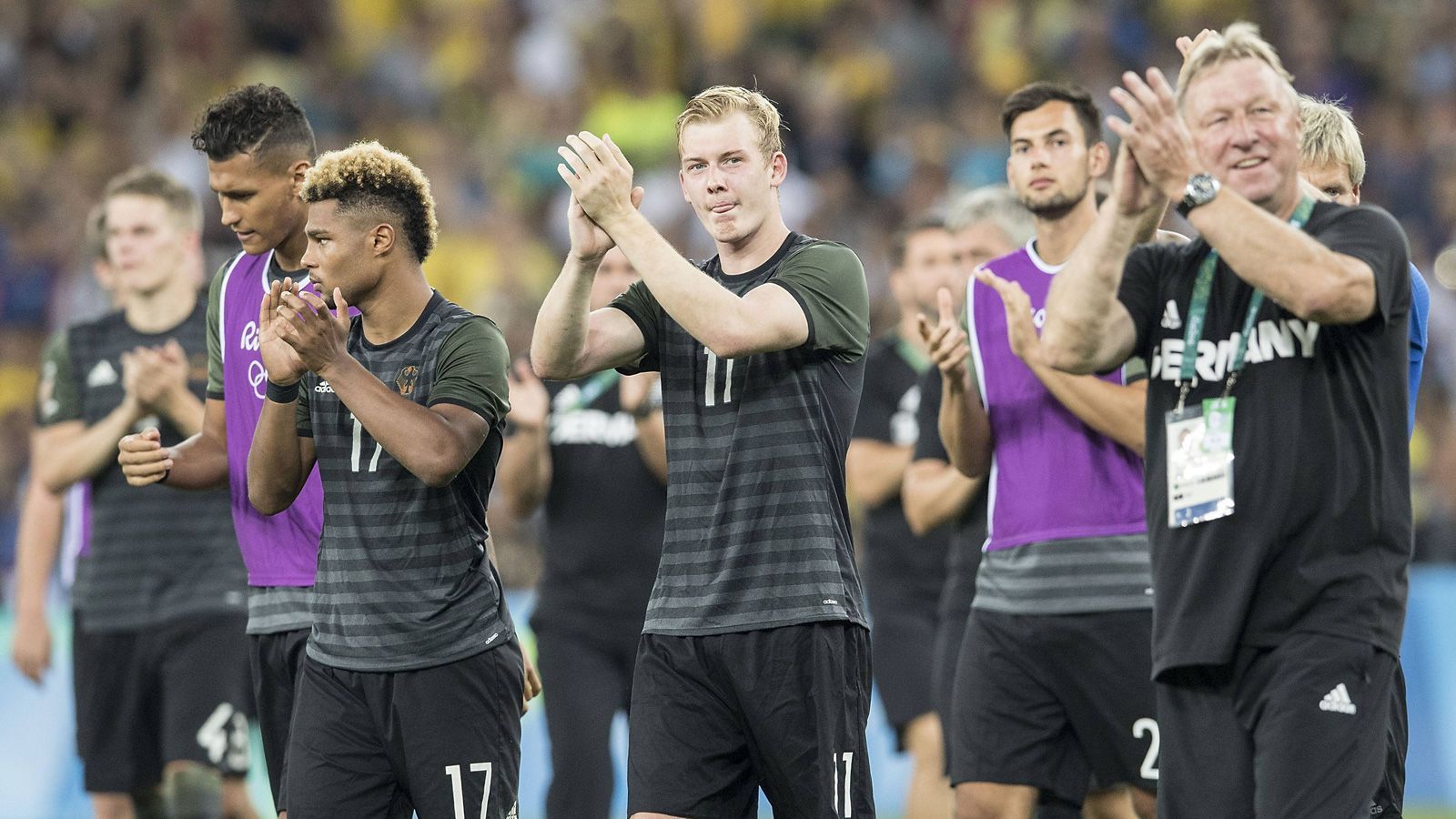
                <strong>Drama im Elfmeterschießen</strong><br>
                Unvergessen ist natürlich auch die Silbermedaille von Rio de Janeiro 2016. Horst Hrubesch führte das Team mit Serge Gnabry, Timo Horn, Matthias Ginter und vielen weiteren Bundesliga-Stars ins Finale gegen Brasilien, wo sich die Mannschaft erst im Elfmeterschießen mit 4:5 geschlagen geben musste. Superstar Neymar hatte die Brasilianer in Führung gebracht, Max Meyer ausgeglichen. Im Elfmeterschießen scheiterte dann Nils Petersen am Torwart.
              
