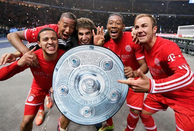 
                <strong>Bayerns Meister-Tag in Berlin</strong><br>
                Die Bayern-Boys feiern ihren Titel mit der Pappschale.
              