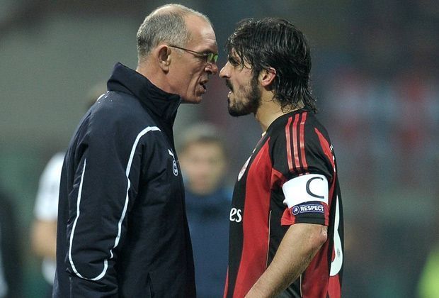 
                <strong>Gennaro Gattuso vs. Joe Jordan</strong><br>
                Gennaro Gattuso war während seiner aktiven Karriere sowieso nicht als zurückhaltender Spieler bekannt. In der Champions League überspannt der Italiener jedoch den Bogen. Erst fasst er Joe Jordan an den Hals, um ihm dannach noch eine Kopfnuss zu verpassen.
              
