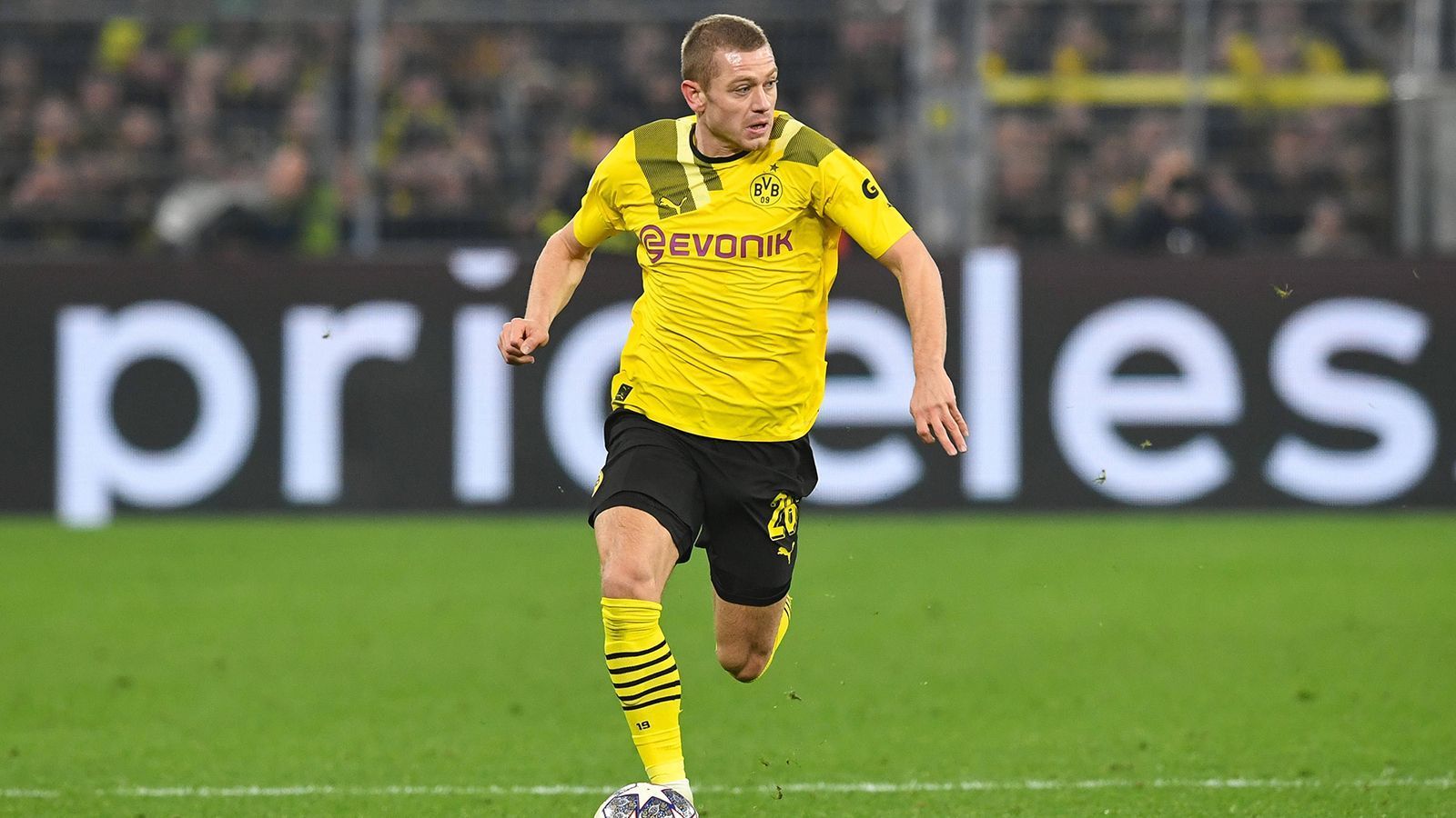 
                <strong>Julian Ryerson (Borussia Dortmund)</strong><br>
                Der Außenverteidiger kommt in der Schlussphase für den ausgepowerten Marius Wolf in die Partie. ran-Note: ohne Bewertung.
              