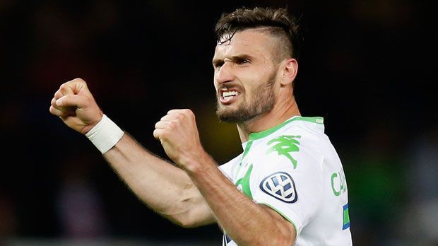 
                <strong>Daniel-Caligiuri-(VfL-Wolfsburg)</strong><br>
                Daniel Caligiuri (VfL Wolfsburg): Caligiuri hat einen deutschen und einen italienischen Pass. Da Jogi Löw sich nicht um ihn bemüht hat, wurde er in den vorläufigen Kader der Italiener berufen. Doch dann die Enttäuschung: Für das Aufgebot hat es nicht gereicht. Somit könnte der DFB wieder ins Spiel kommen …
              