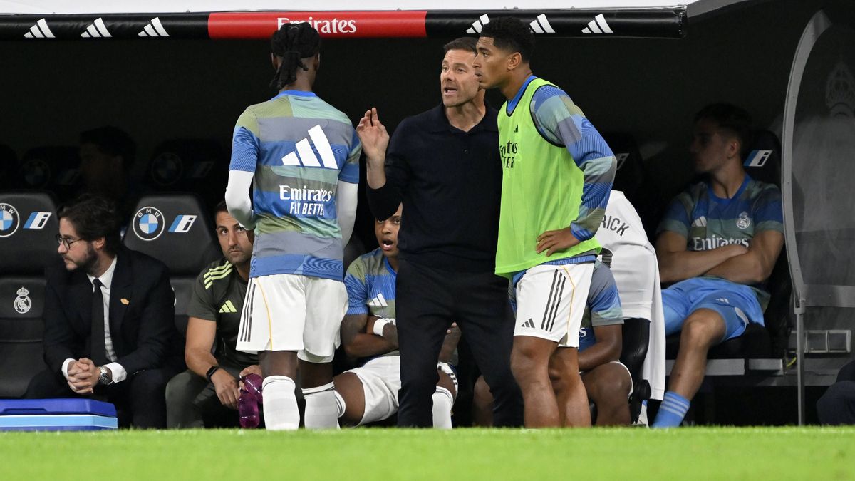 Real Madrid v Villarreal - La Liga MADRID, SPAIN - OCTOBER 4: Head coach Xabi Alonso of Real Madrid gives tactics to his player Jude Bellingham during the La Liga match between Real Madrid and Vill...