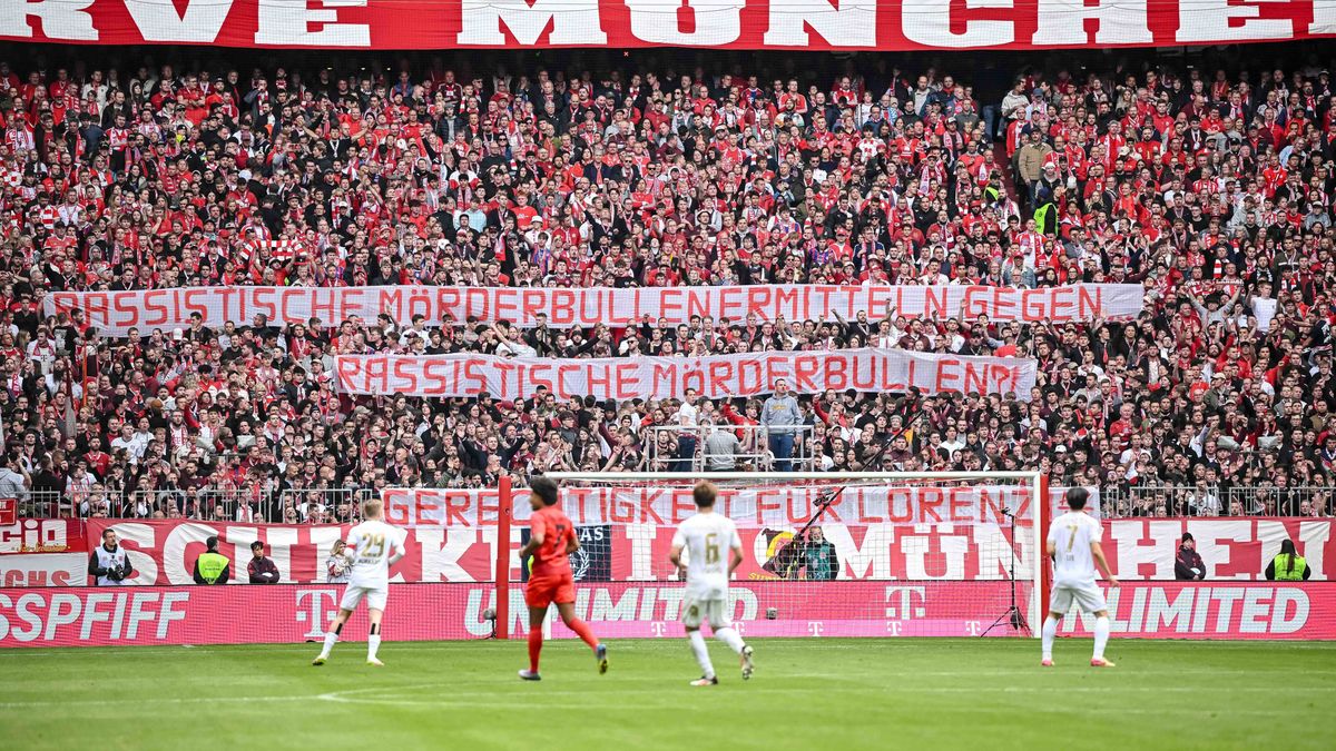FC Bayern Fans mit Bannern, Transparent, Spruchband waehrend des Spiels der 1. Bundesliga zwischen FC Bayern München und 1. FSV Mainz 05, Allianz Arena am 26. April 2025 in München, Deutschland. (F...