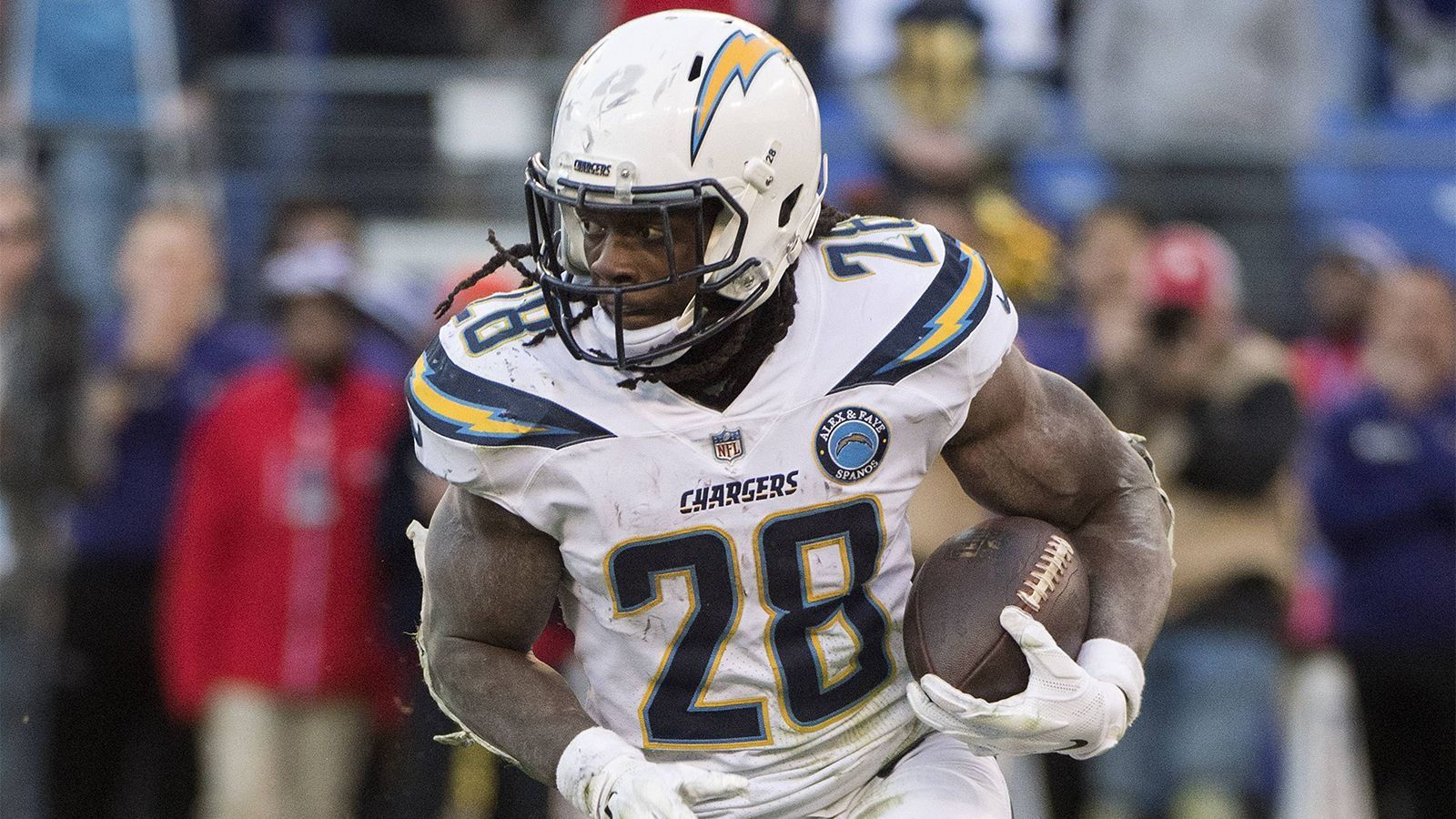 
                <strong>Melvin Gordon (Los Angeles Chargers)</strong><br>
                Mit Melvin Gordon geht ein wichtiges Gesicht der Offense der Los Angeles Chargers in sein letztes Vertragsjahr. Nach lediglich 641 Rushing Yards und keinem Touchdown in seiner Debütsaison steigerte sich der Running Back in den vergangenen Jahren konsequent. Seit 2016 erzielte nur Todd Gurley mehr Touchdowns als Gordon (38). Die Chargers sind aber gewarnt: Running Backs mit einem teuren Langzeitvertrag kann sich binnen kürzester Zeit als problematisch herausstellen. Die Los Angeles Rams können anhand der anhaltenden Kniebeschwerden Gurleys ein Lied davon singen.
              