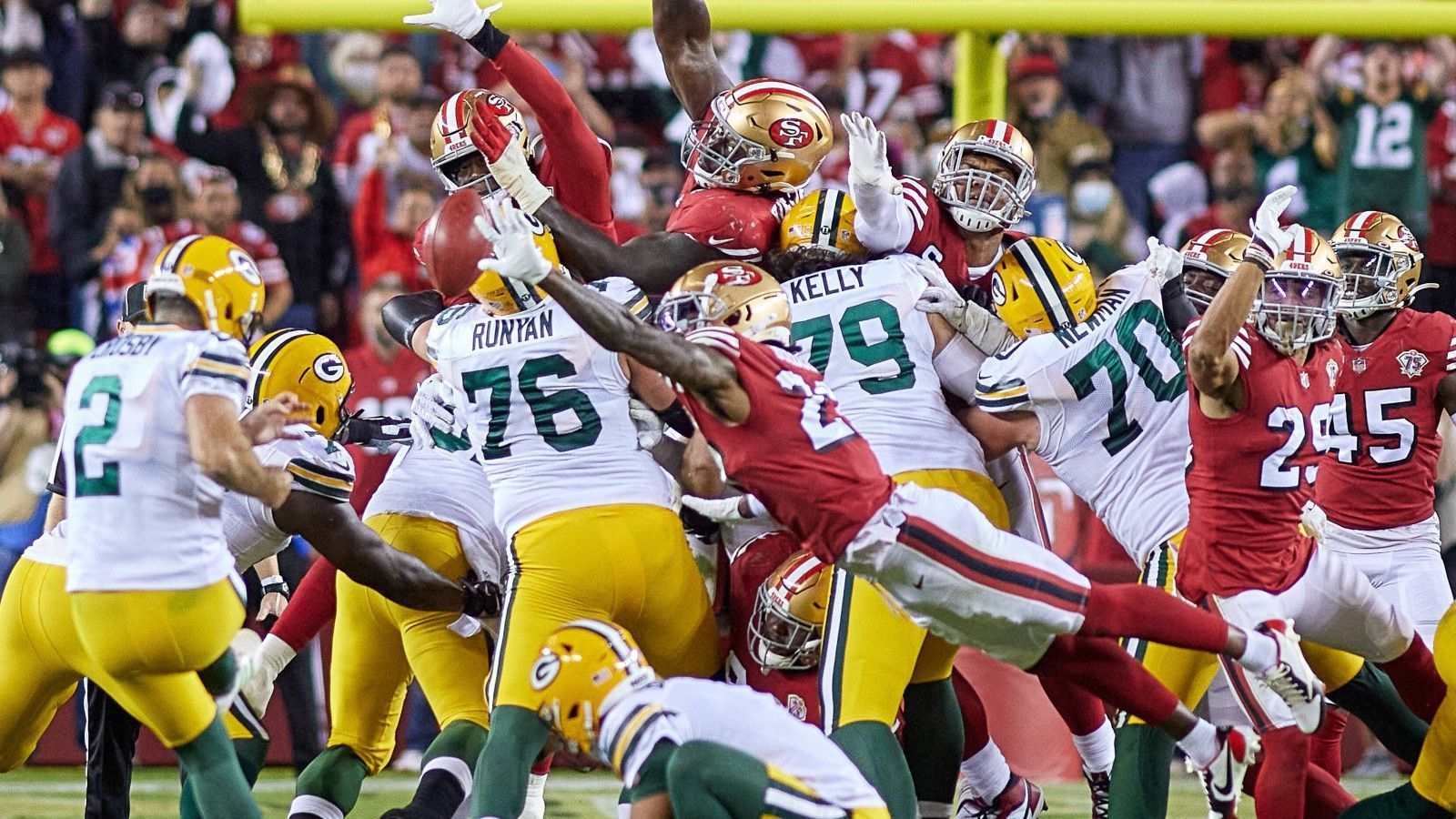 
                <strong>San Francisco 49ers at Green Bay Packers - Sonntag ab 2:00 Uhr auf ProSieben</strong><br>
                Zu Beginn der Saison kam es zwischen diesen beiden Teams schon einmal zu einem Aufeinandertreffen, das die Packers zwar für sich entscheiden konnten, der 30:28-Sieg gelang aber nur durch ein 51-Yard-Field-Goal mit Ablauf der Zeit. Dass die Niners den Packers gehörig den Erfolg vermiesen können, zeigte sich bereits vor zwei Jahren, als San Francisco mit Quarterback Jimmy Garoppolo das Championship Game der NFC gegen Green Bay souverän gewann und in den Super Bowl einzog. Dies ist selbstverständlich auch in dieser Saison möglich. Dafür muss das Team von Head Coach Kyle Shanahan aber unbedingt das Laufspiel um Rookie Elijah Mitchel und Allzweckwaffe Deebo Samuel etablieren - auch, um "Jimmy G" ein wenig den Druck von den Schultern zu nehmen. Einfach wird dies bei Minusgraden im Lambeau Field aber gewiss nicht. Sonntag, ab 2:00 Uhr live auf ProSieben und ran.de!
              