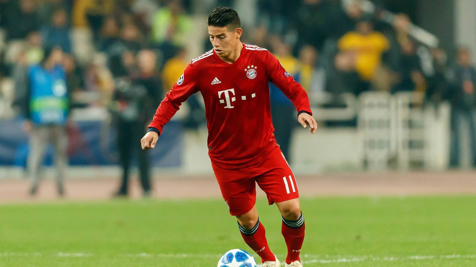 
                <strong>James Rodriguez</strong><br>
                Für die Bayern ist klar, nach Ende des Leihgeschäfts im Sommer wird der Verein die Kaufoption ziehen und den Kolumbianer am liebsten längerfristig binden. Die James-Seite bewertet die Situation aber laut "Sportbild" anders. Demnach ist der Mittelfeldspieler offenbar unzufrieden und drängt auf ein Gespräch mit den Klub-Verantwortlichen. Am liebsten noch im Dezember, spätestens in der Winterpause. Ein Abschied sei nicht ausgeschlossen. Auch weil dem 27-Jährigen lukrative Angebote von Juventus Turin und aus der Premier League vorliegen sollen. Zoff-o-meter: Es brodelt.
              