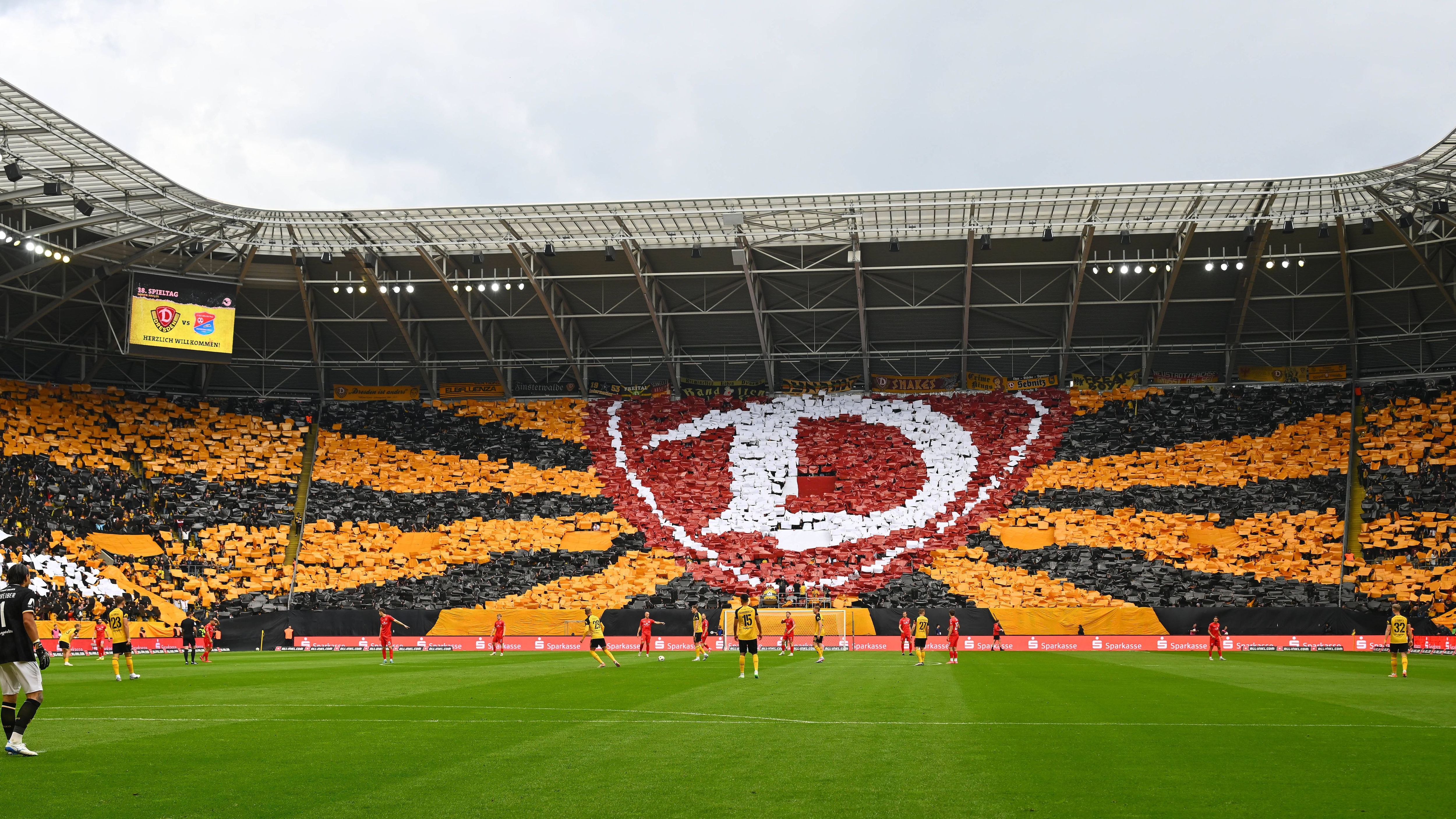 <strong>Dynamo Dresden</strong><br>Dynamo Dresden ist mit "<strong>Dynamo Ost</strong>" wieder da – unterstützt von einem osteuropäischen Finanzdienstleister. Die Atmosphäre im "Goldenen Kessel" ist legendär geblieben. Der Verein hat sich ein Image zwischen Street Credibility und Ost-Nostalgie aufgebaut – mit Erfolg.